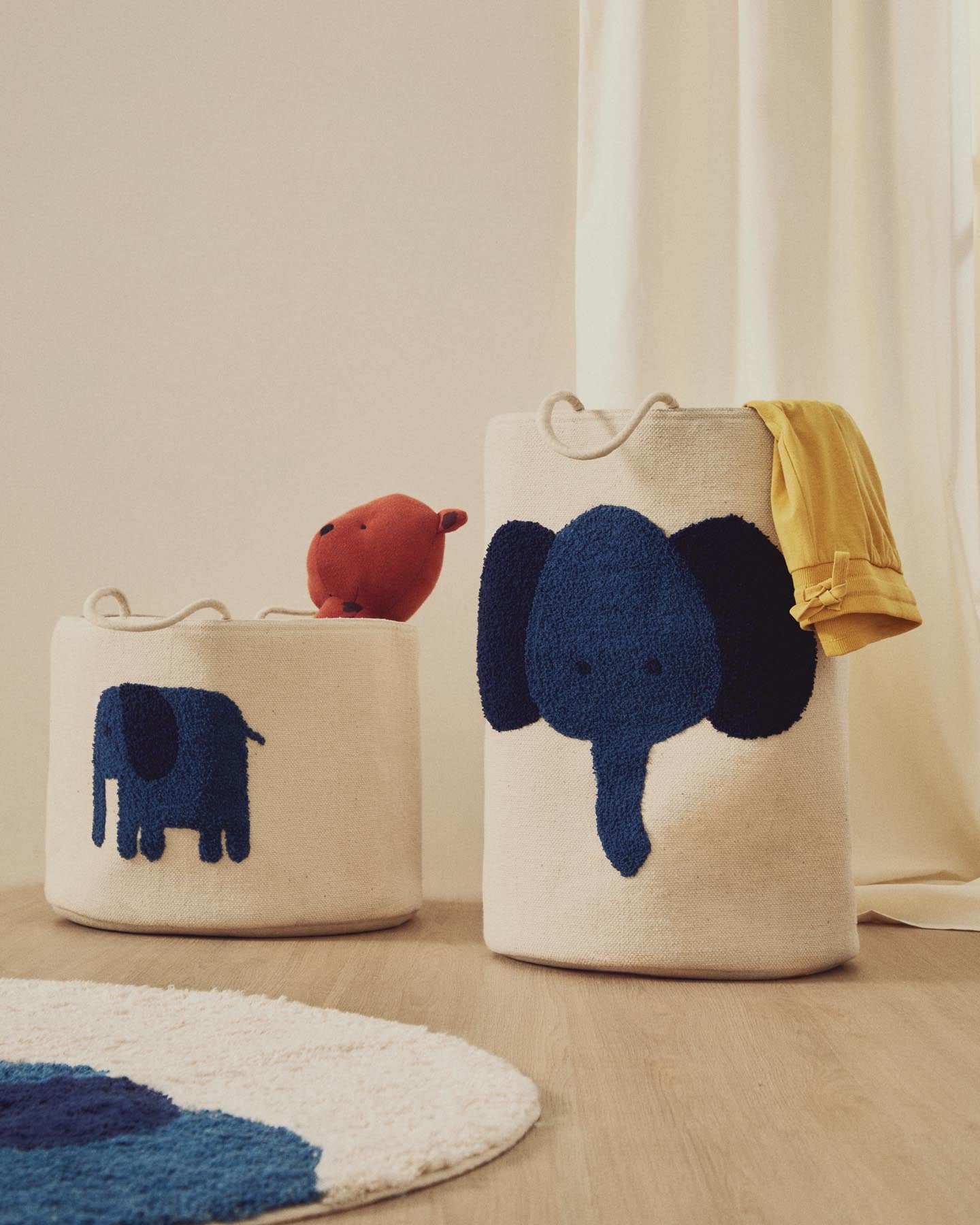 Beigefarbener Korb Tandani mit blauem Elefanten, 50 cm in Ecru präsentiert im Onlineshop von KAQTU Design AG. Teppich ist von Kave Home