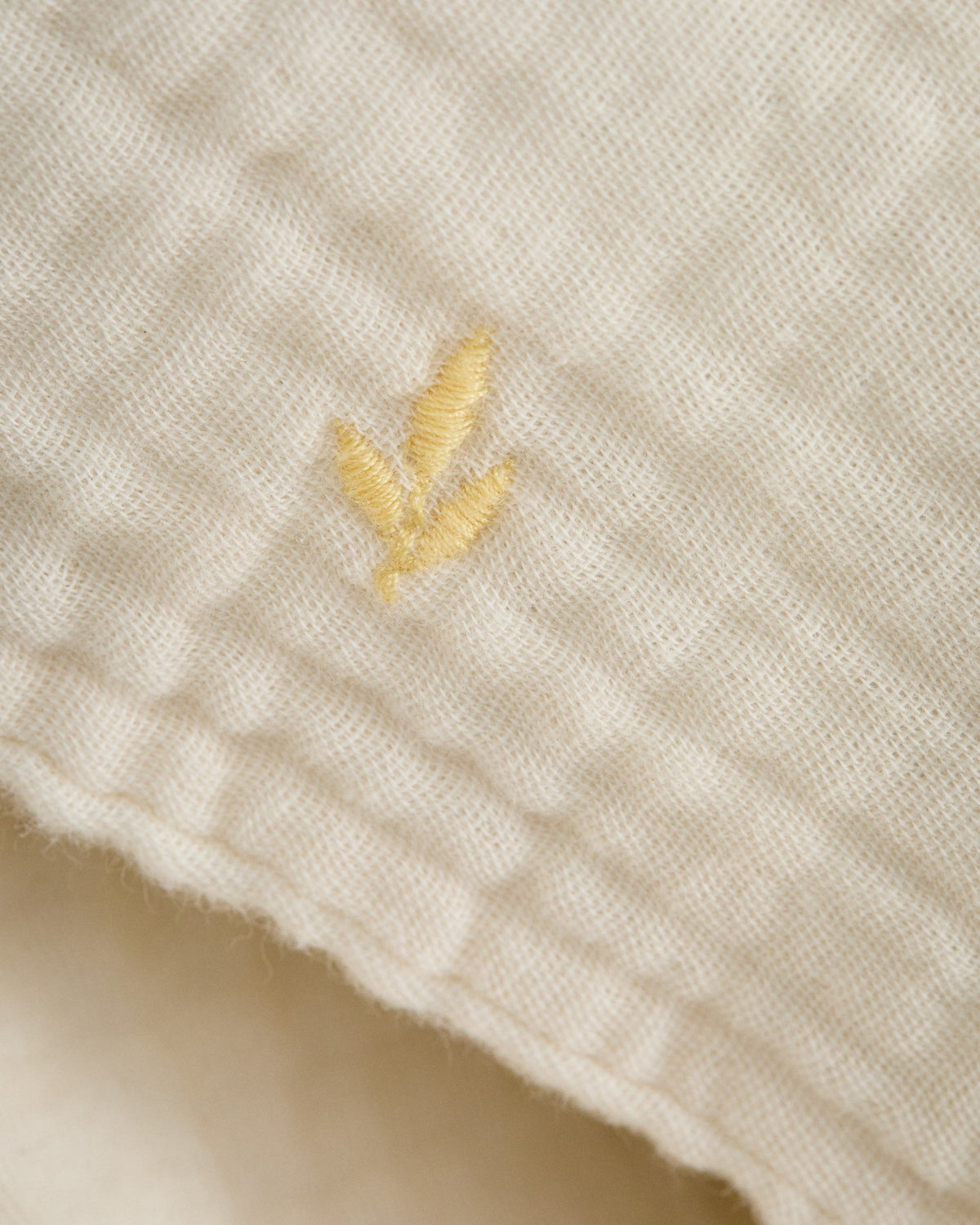 Bettbezug und Kopfkissen aus ecrufarbener Baumwoll-Doppelgaze mit aufgestickten Blättern, für Babybett, Set Dorani von Kave Home.