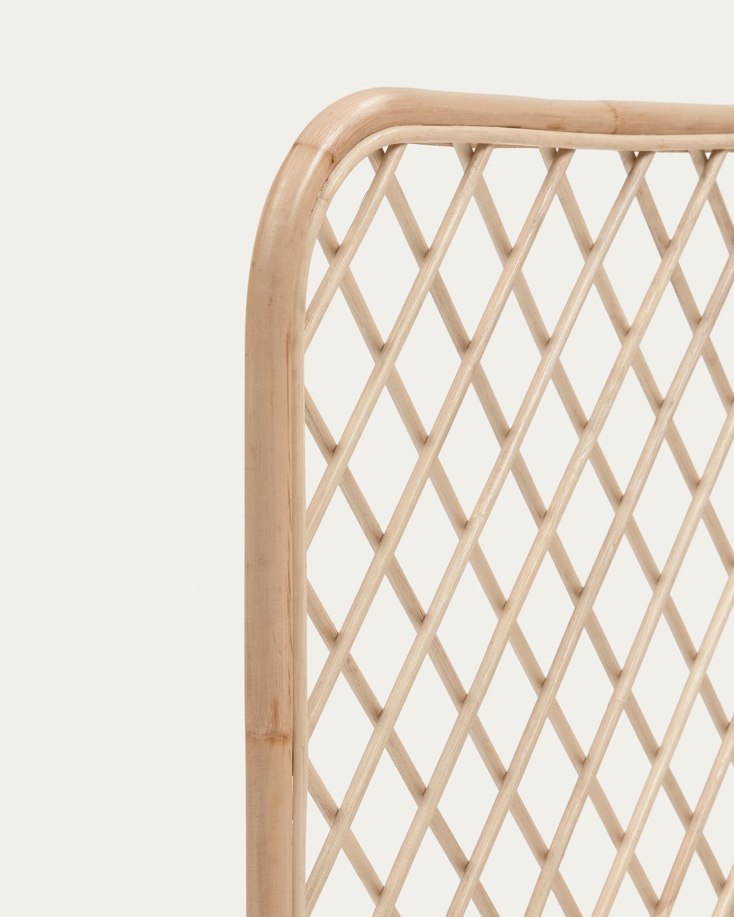 Das Citlalli Bettkopfteil aus Rattan bringt mit seinem natürlichen Finish Wärme und Stil in Ihr Schlafzimmer. Ideal für Betten mit 90 cm Breite.