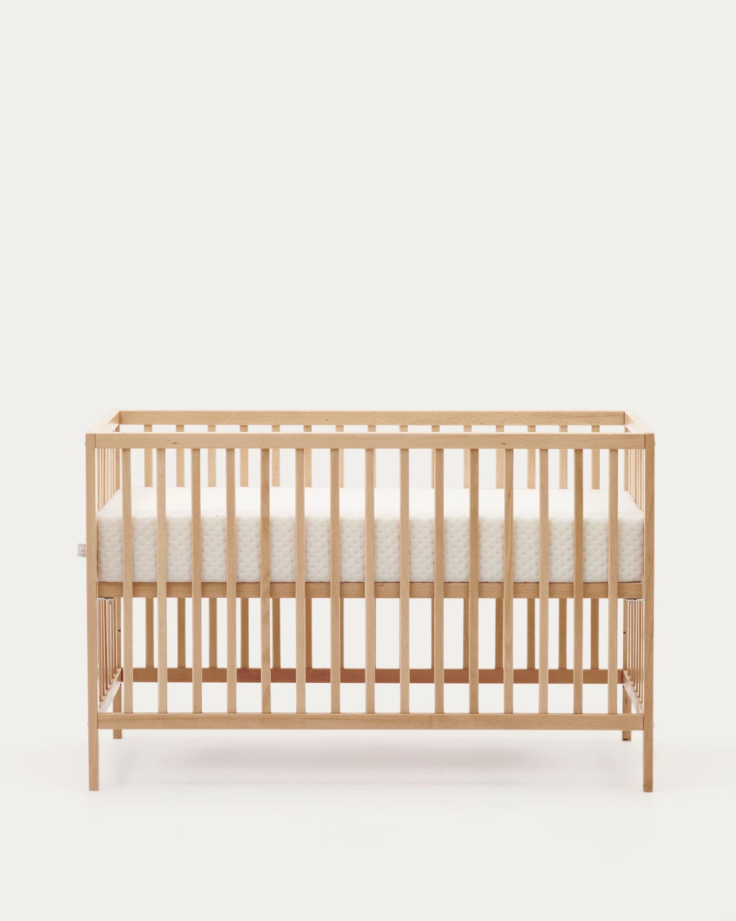 Das Shantal Gitterbett aus massiver Buche, 60x120 cm, mit natürlichem Finish, vereint Sicherheit und Eleganz für Ihr Baby, von Kave Home.