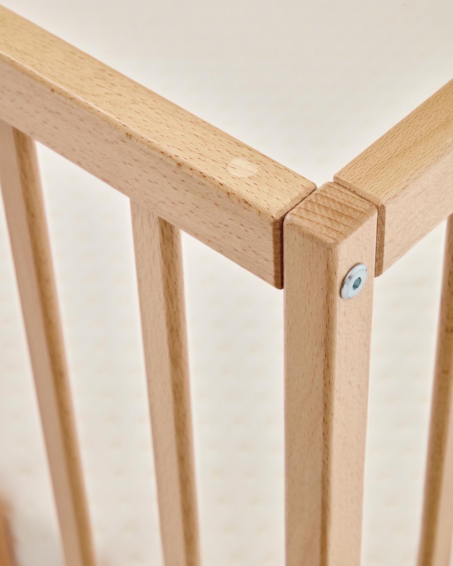 Das Gitterbett Shantal von Kave Home vereint stilvolles Design aus massivem Buchenholz mit flexibler Matratzenhöhe für Sicherheit und Komfort.