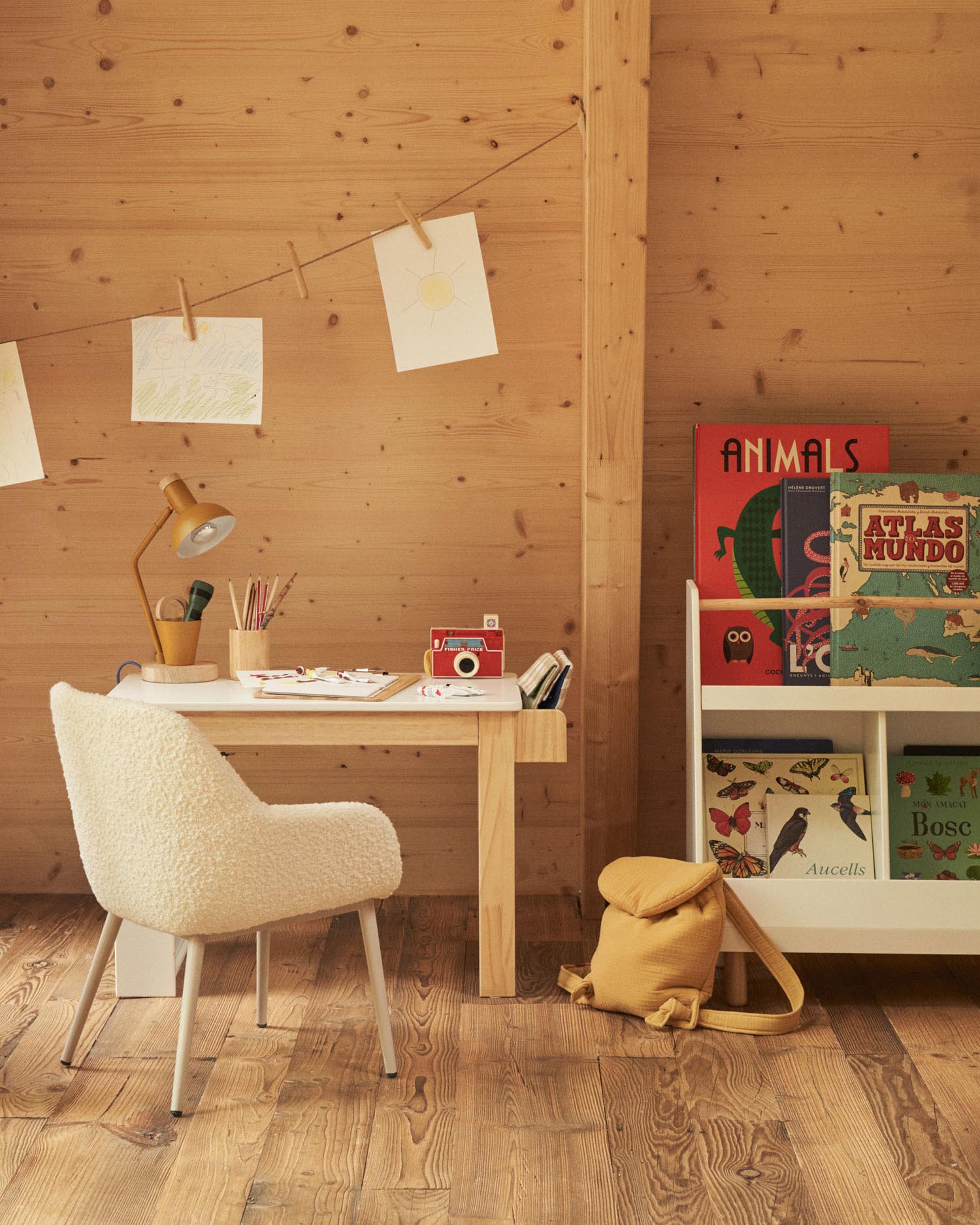 Moderner Serwa Schreibtisch aus weissem MDF mit massiven Kiefernholz-Details, ideal für stilvolle Arbeitsbereiche.