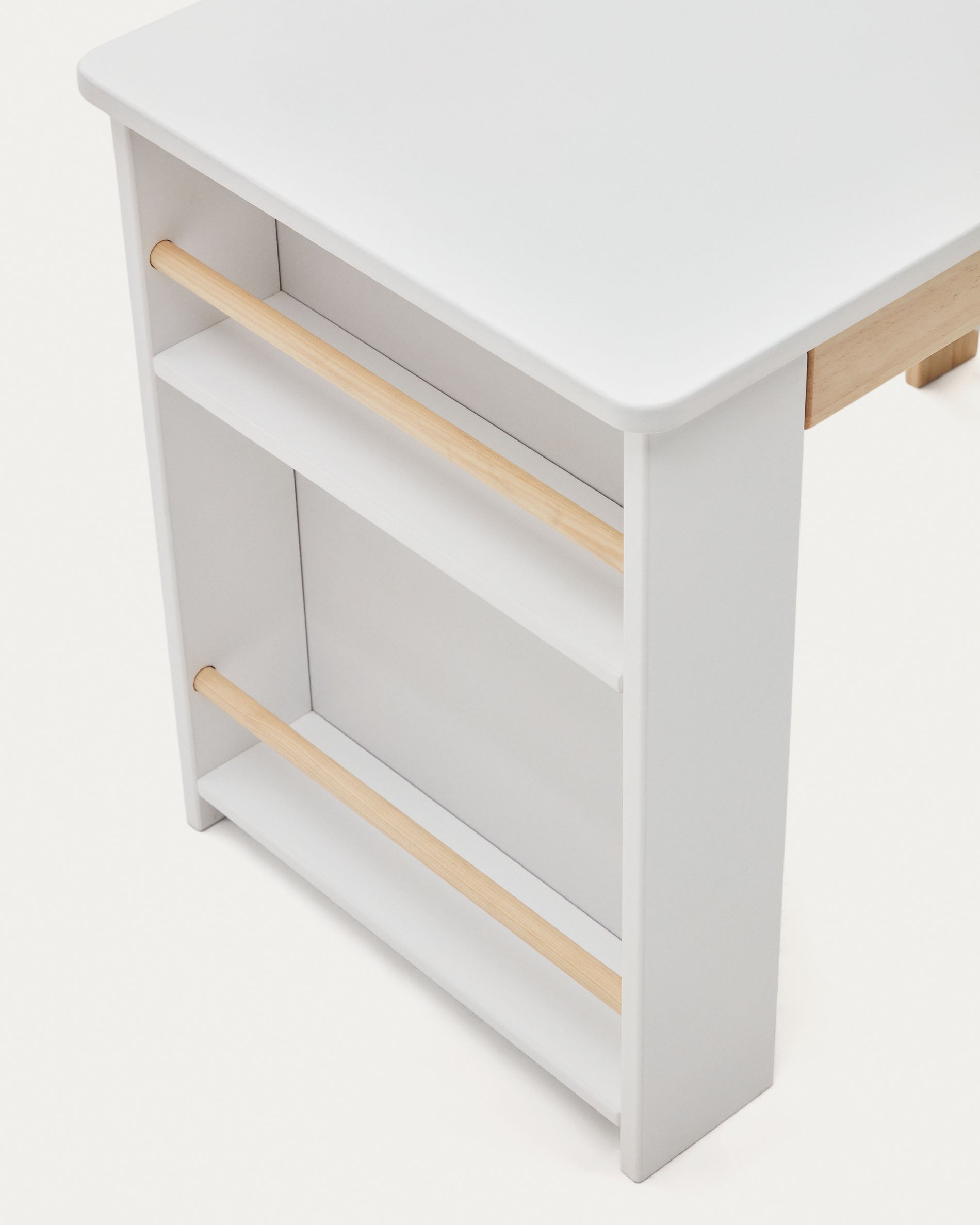 Entdecken Sie den Serwa Schreibtisch: stilvoller, robuster Arbeitsplatz aus weissem MDF und Kiefernholz, ideal für kreative Kinder und ergonomisches Lernen.