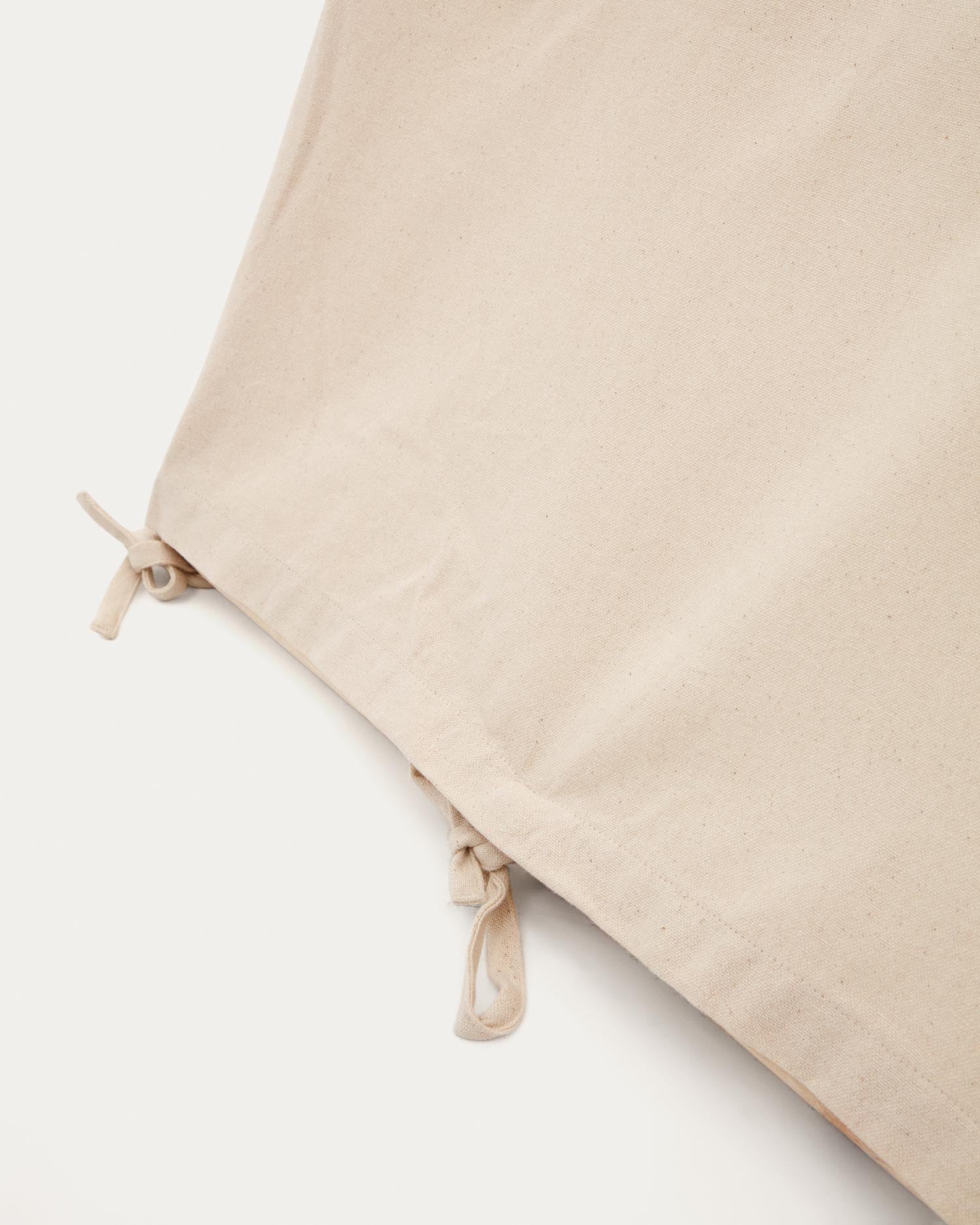 Erleben Sie das Yanil Tipi-Zelt von Kave Home: Ein stilvolles, 100% Baumwolle Zelt (100x90 cm) für kreative Abenteuer und entspannte Spielstunden.