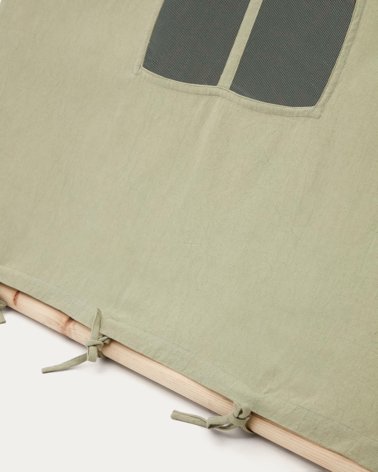 Das Yanil Tipi-Zelt in Grün von Kave Home ist ein stilvolles, aus 100 % Baumwolle gefertigtes Spielzelt, das Kindern einen kreativen Rückzugsort bietet.