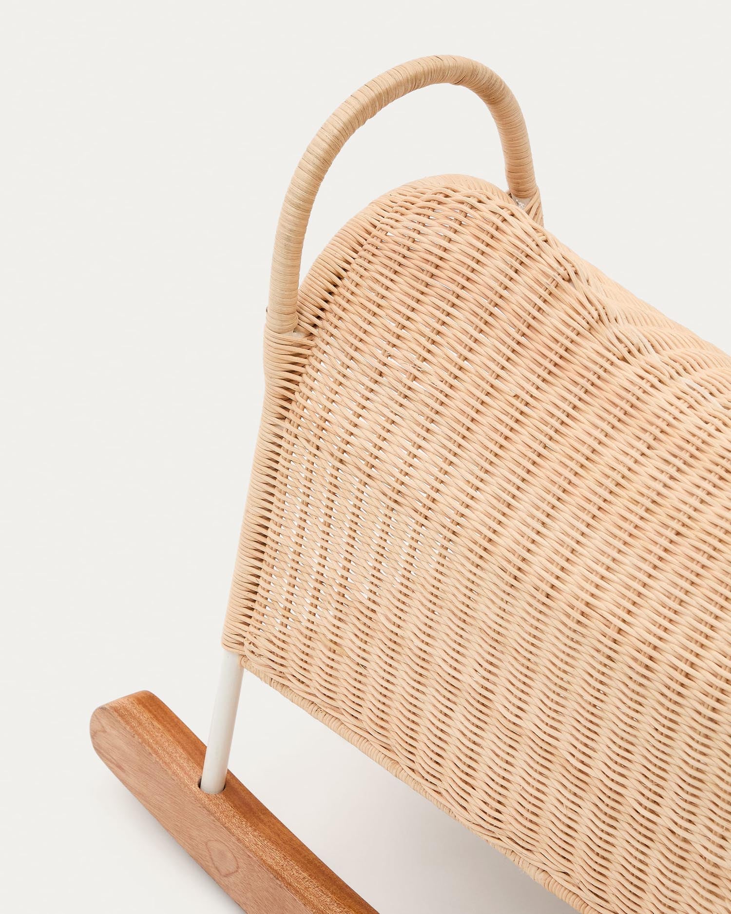 Das Schaukelpferd Bamban von Kave Home vereint elegantes Design aus Rattan und Holz und unterstützt die motorische Entwicklung Ihrer Kinder.