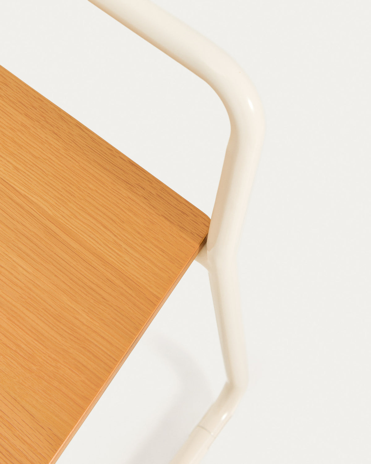 Stuhl Tinn aus Eschenfurnier und beigefarbenem Metallgestell. in Beige präsentiert im Onlineshop von KAQTU Design AG. Stuhl ist von Kave Home