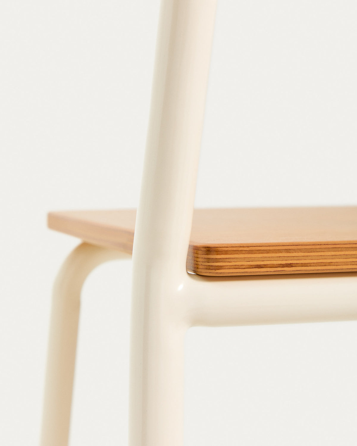 Stuhl Tinn aus Eschenfurnier und beigefarbenem Metallgestell. in Beige präsentiert im Onlineshop von KAQTU Design AG. Stuhl ist von Kave Home