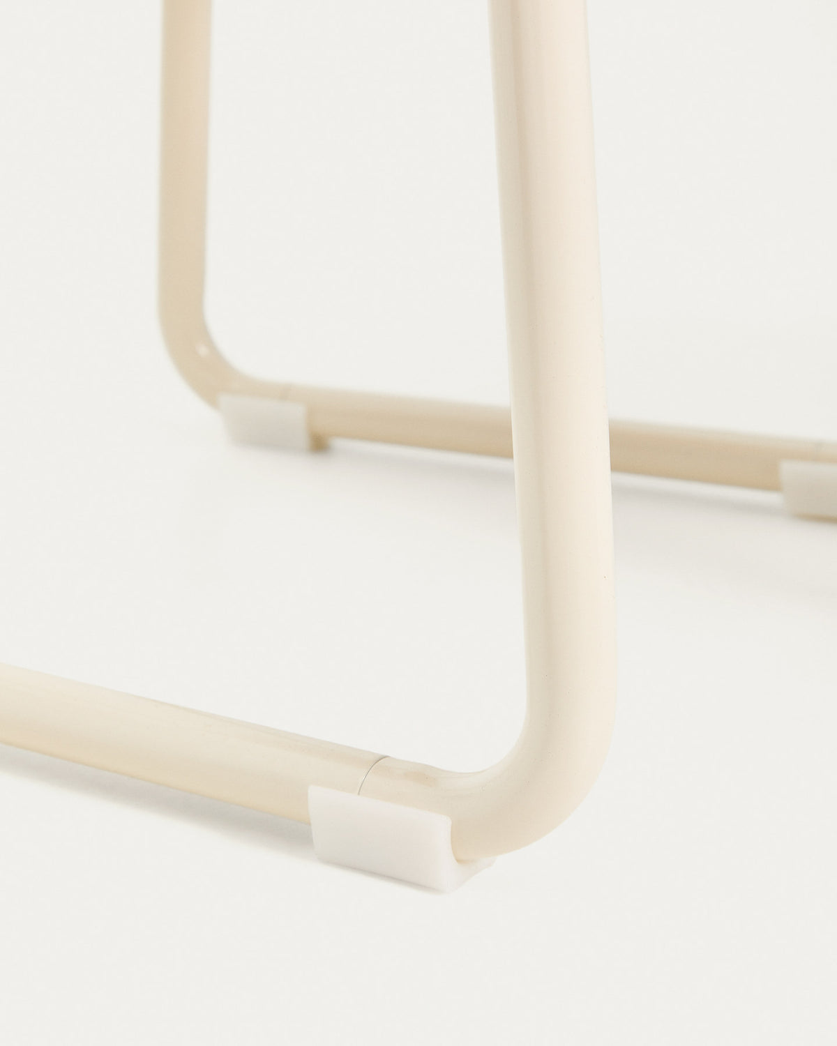 Stuhl Tinn aus Eschenfurnier und beigefarbenem Metallgestell. in Beige präsentiert im Onlineshop von KAQTU Design AG. Stuhl ist von Kave Home