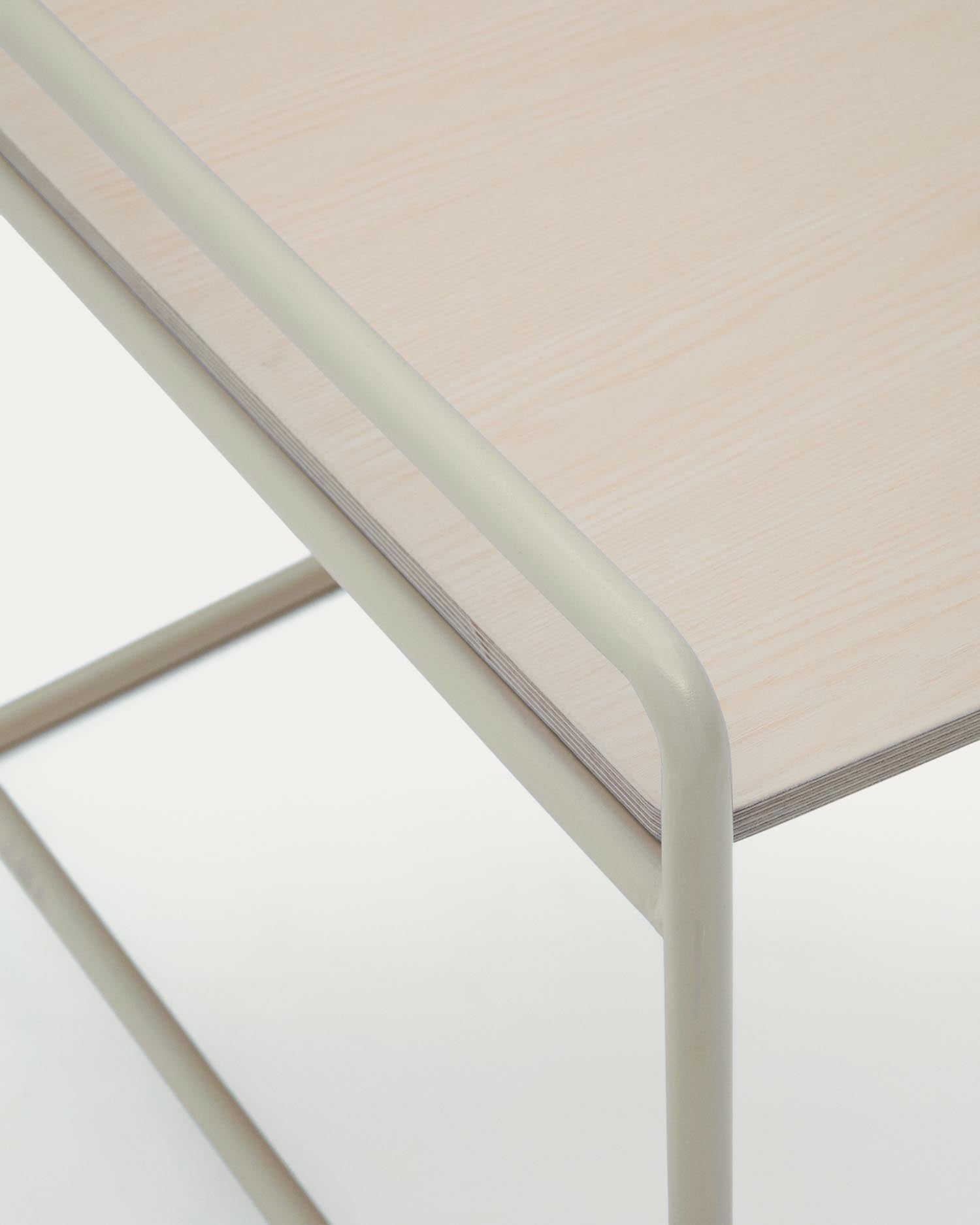 Schreibtisch Tinn: Stilvoller Arbeitsplatz aus Eschenfurnier und beigem Metall, ideal für kreative Köpfe in kleinen Räumen.