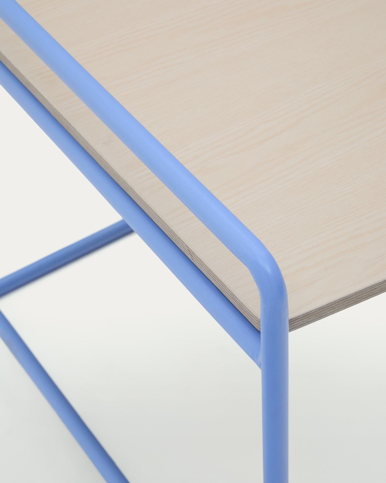 Eleganter Schreibtisch Tinn aus Eschenfurnier und robustem blauem Metallgestell, perfekt für kreative Arbeiten in jedem Raum.