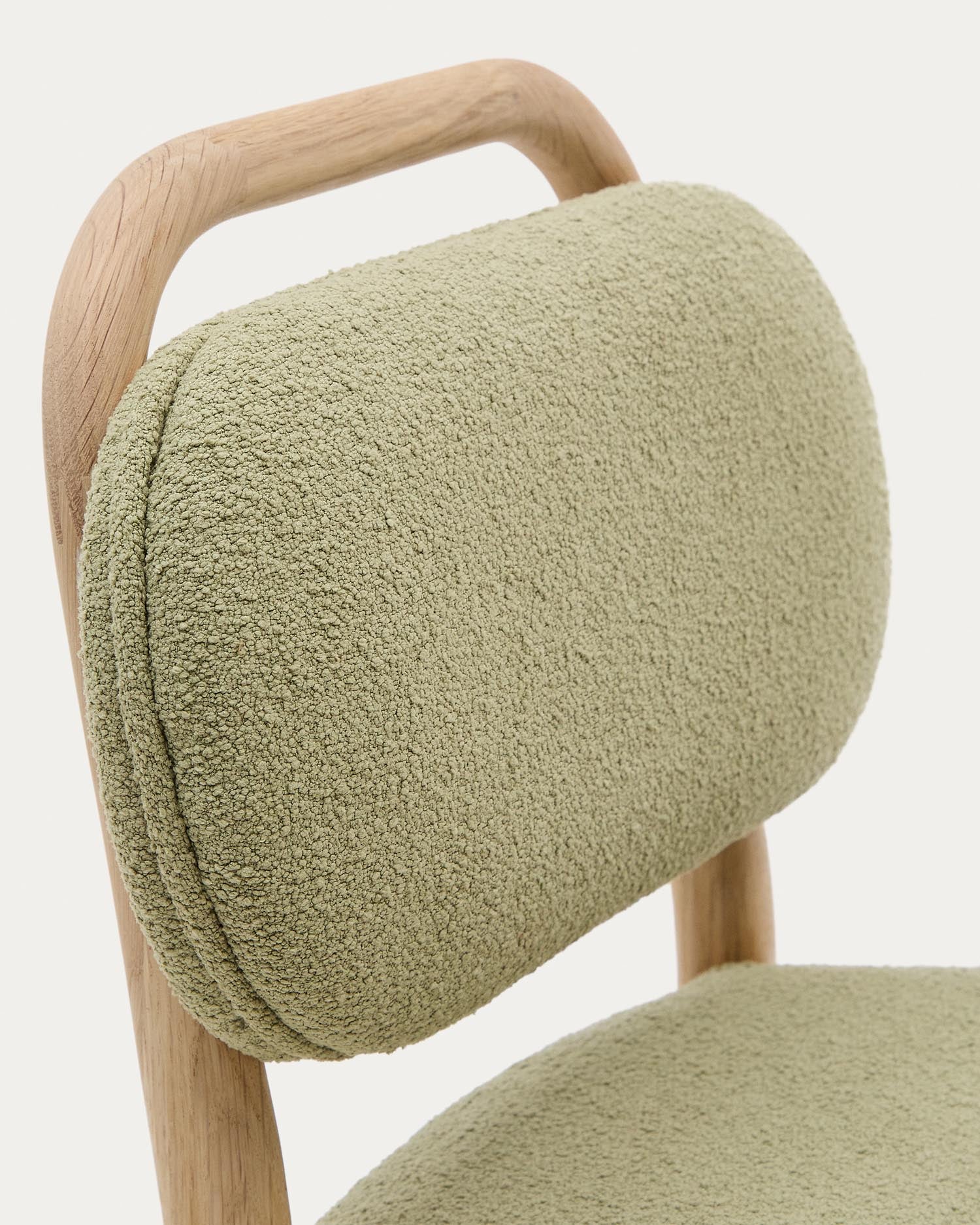 Der Kinderstuhl Helda kombiniert elegantes Bouclé mit robustem Eichenholz und bietet Komfort für kreative Kinder in einem nachhaltigen Design.