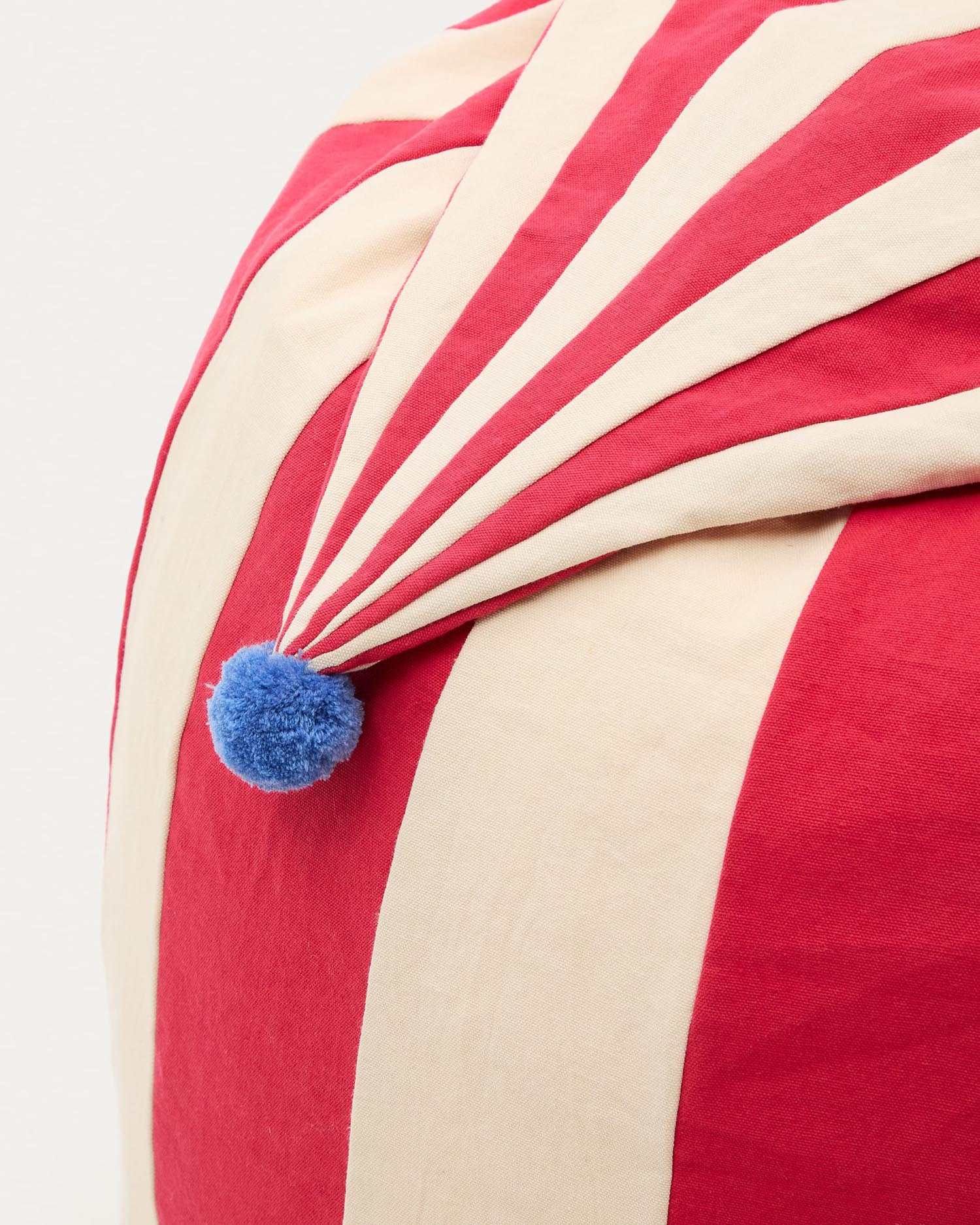 Stylischer Sitzsack Olvi in Rot und Beige mit blauer Quaste, Ø 60 cm. Perfekt für gemütliche Stunden in jedem Raum.