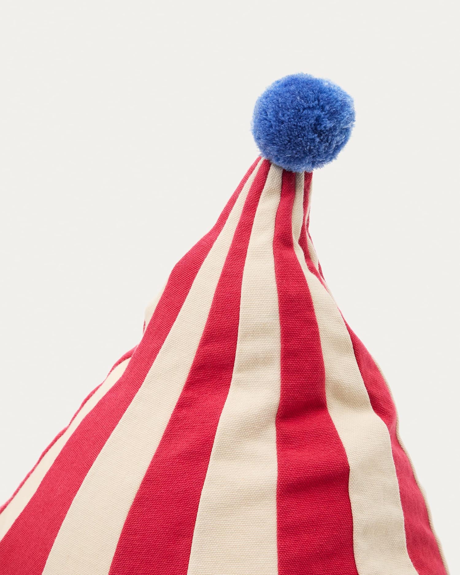 Entdecken Sie den eleganten Sitzsack Olvi in Rot und Beige mit blauer Quaste. Ideal für Kinder und Erwachsene, bietet er Komfort und Stil in jedem Raum.