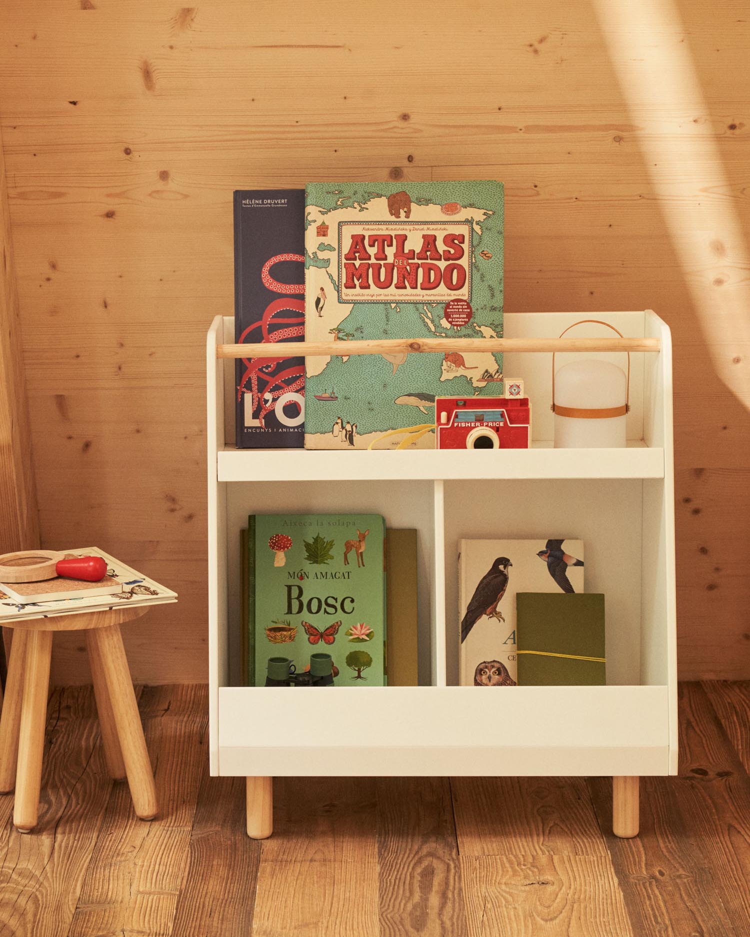 Entdecke das Serwa Bücherregal von Kave Home: Ein elegantes Möbelstück aus robustem MDF und Kiefernholz, ideal für Ordnung im Kinderzimmer.