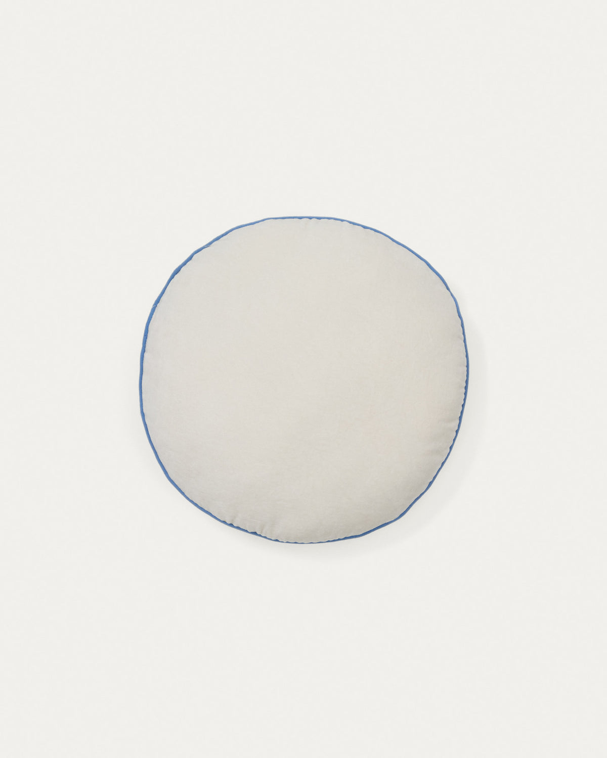Rundes Kissen Saya aus Baumwolle weiss und blau Ø 40 cm in Blau präsentiert im Onlineshop von KAQTU Design AG. Deko Kissen ist von Kave Home