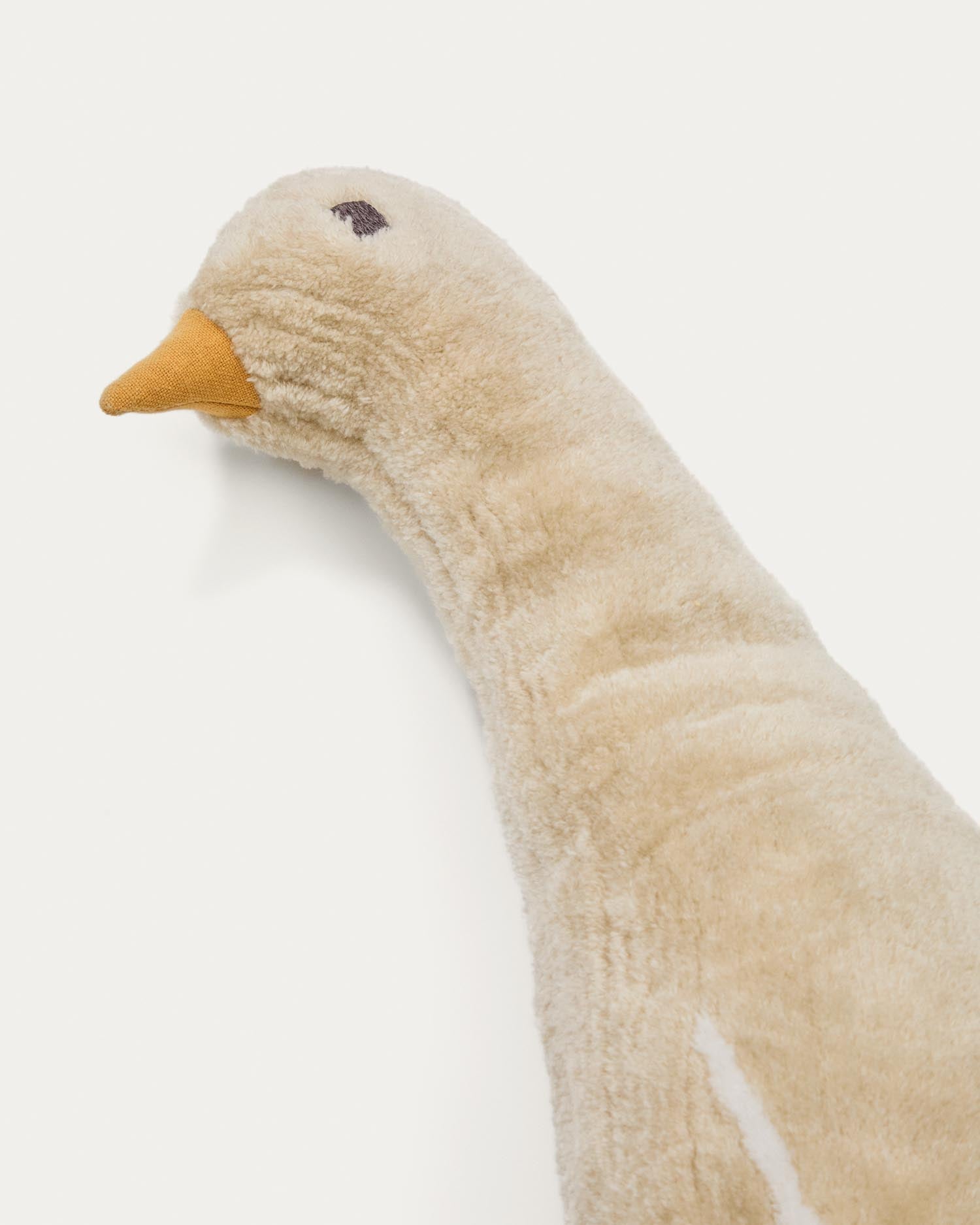 Das Kissen Milu in Gänseform von Kave Home, 50 cm, aus weicher Baumwolle, bringt Gemütlichkeit und Fantasie ins Kinderzimmer.