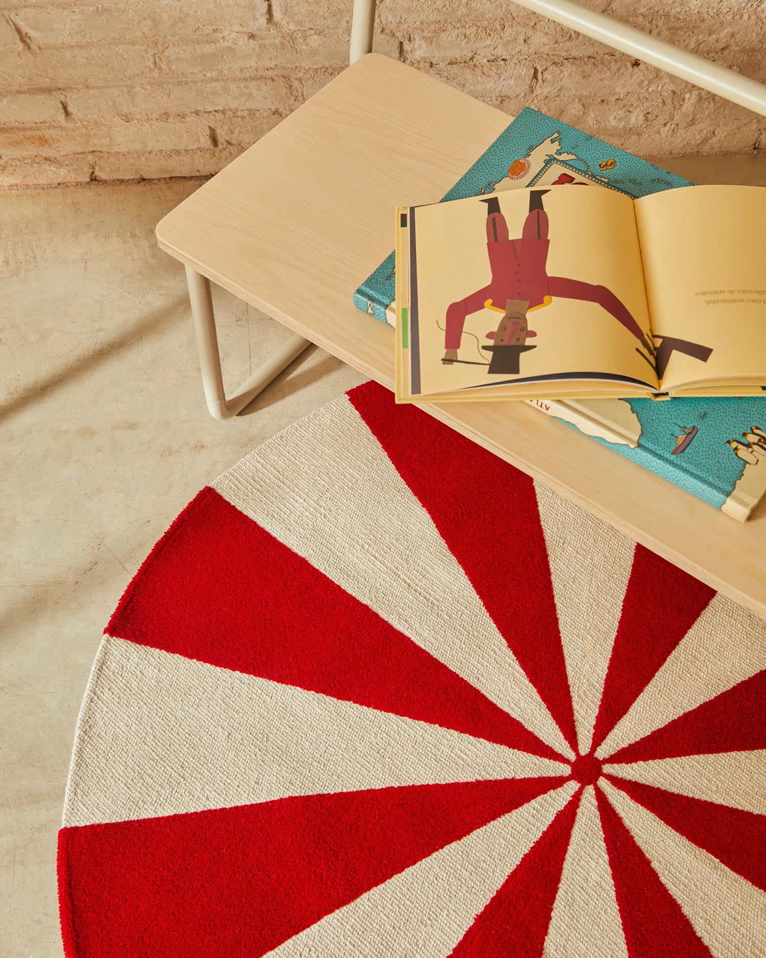 Teppich Wirla von Kave Home: 100 cm Durchmesser, aus 100% Baumwolle, beige-rot. Perfekt für kreative Kinderzimmer, robust und pflegeleicht.