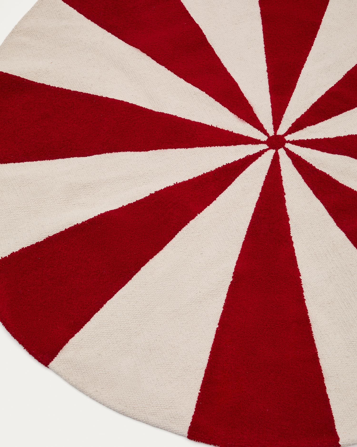 Der Teppich Wirla von Kave Home vereint Komfort und Stil. Mit 100% Baumwolle und einem fröhlichen Design in Beige und Rot ist er perfekt für jedes Kinderzimmer.