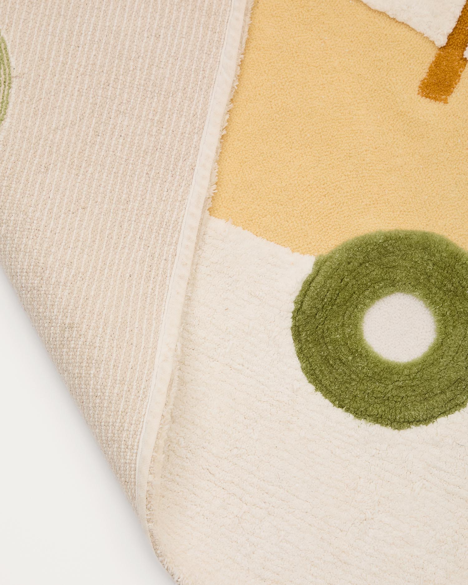 Entdecken Sie den Teppich Pecky von Kave Home: 100% Baumwolle, beige mit Traktor-Design (90x150 cm) – perfekt für kreative Spielstunden im Kinderzimmer!