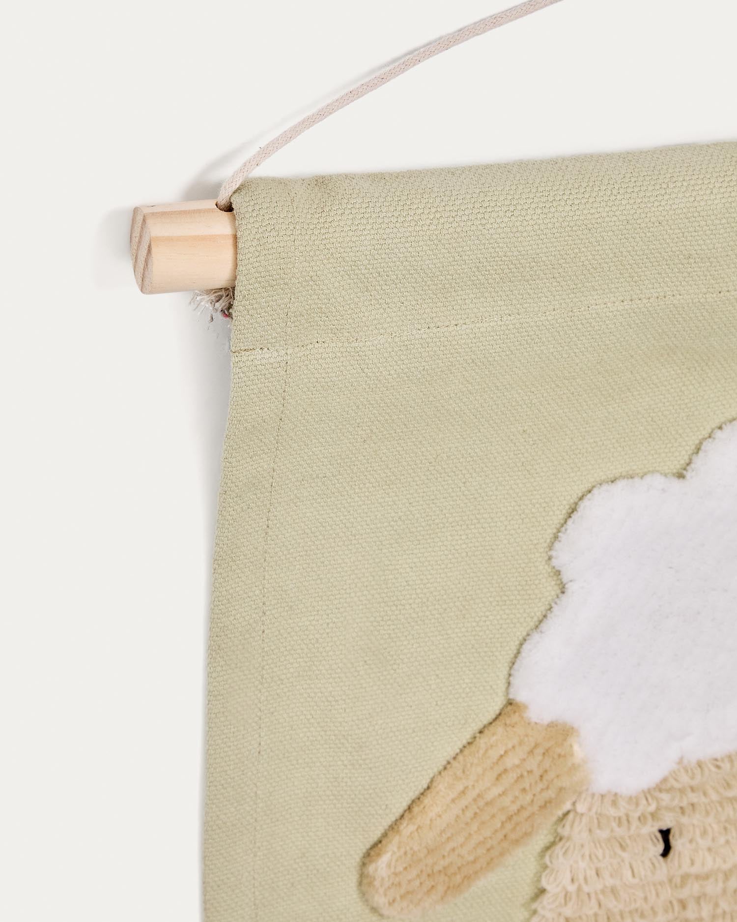 Wandteppich Milu aus grüner Baumwolle mit Schaf und Quasten in Grün in Grün präsentiert im Onlineshop von KAQTU Design AG. Wandteppich ist von Kave Home