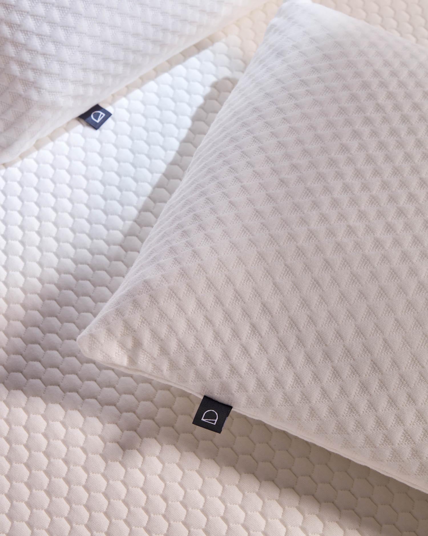 Die viskoelastische Matratze Eva von Kave Home bietet mit ihrem abnehmbaren Bezug und der Grösse von 90 x 190 cm optimalen Schlafkomfort.