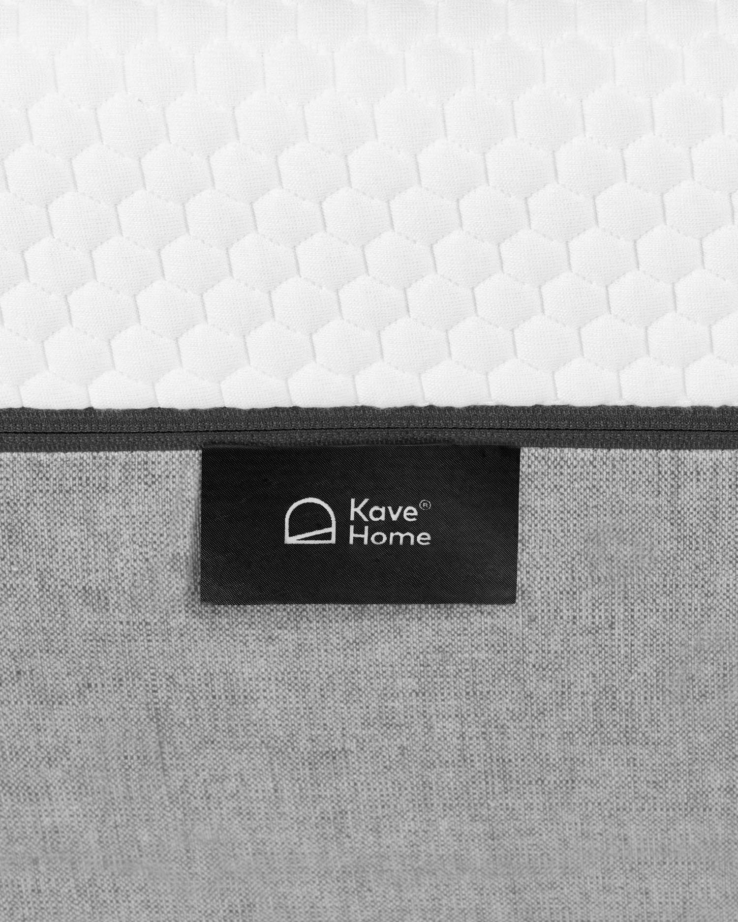 Erleben Sie die viskoelastische Matratze Eva 90 x 190 cm von Kave Home, die mit ihrem atmungsaktiven Bezug und hervorragender Druckentlastung für erholsamen Schlaf sorgt.