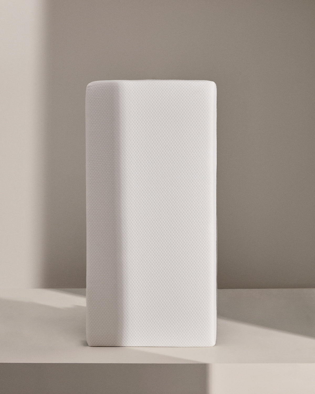 Viskoelastische Matratze Eva mit abnehmbarem Bezug 90 x 190 cm in Weiss, Grau präsentiert im Onlineshop von KAQTU Design AG. Matratze ist von Kave Home