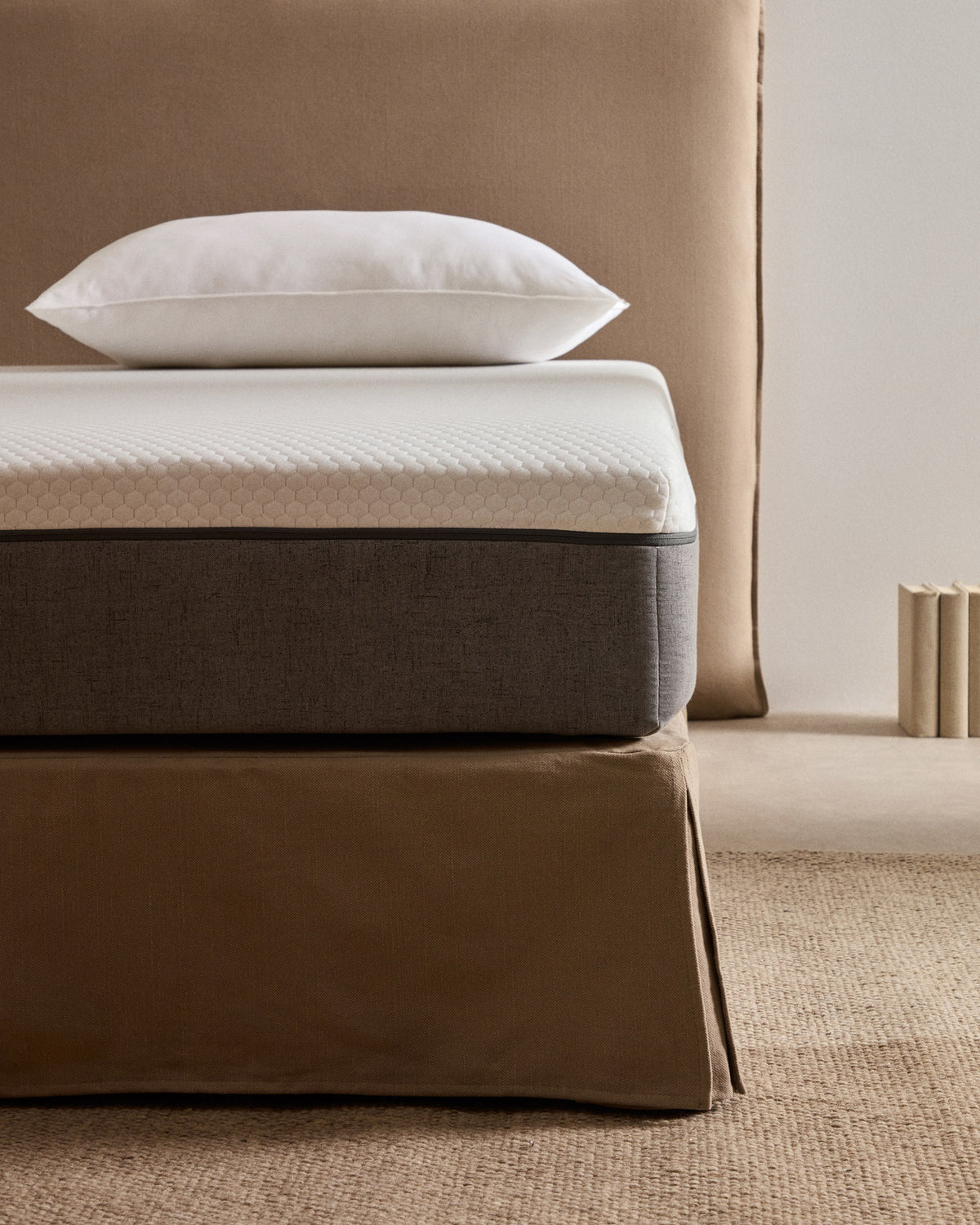 Viskoelastische Matratze Eva mit abnehmbarem Bezug 90 x 200 cm in Weiss, Grau präsentiert im Onlineshop von KAQTU Design AG. Matratze ist von Kave Home