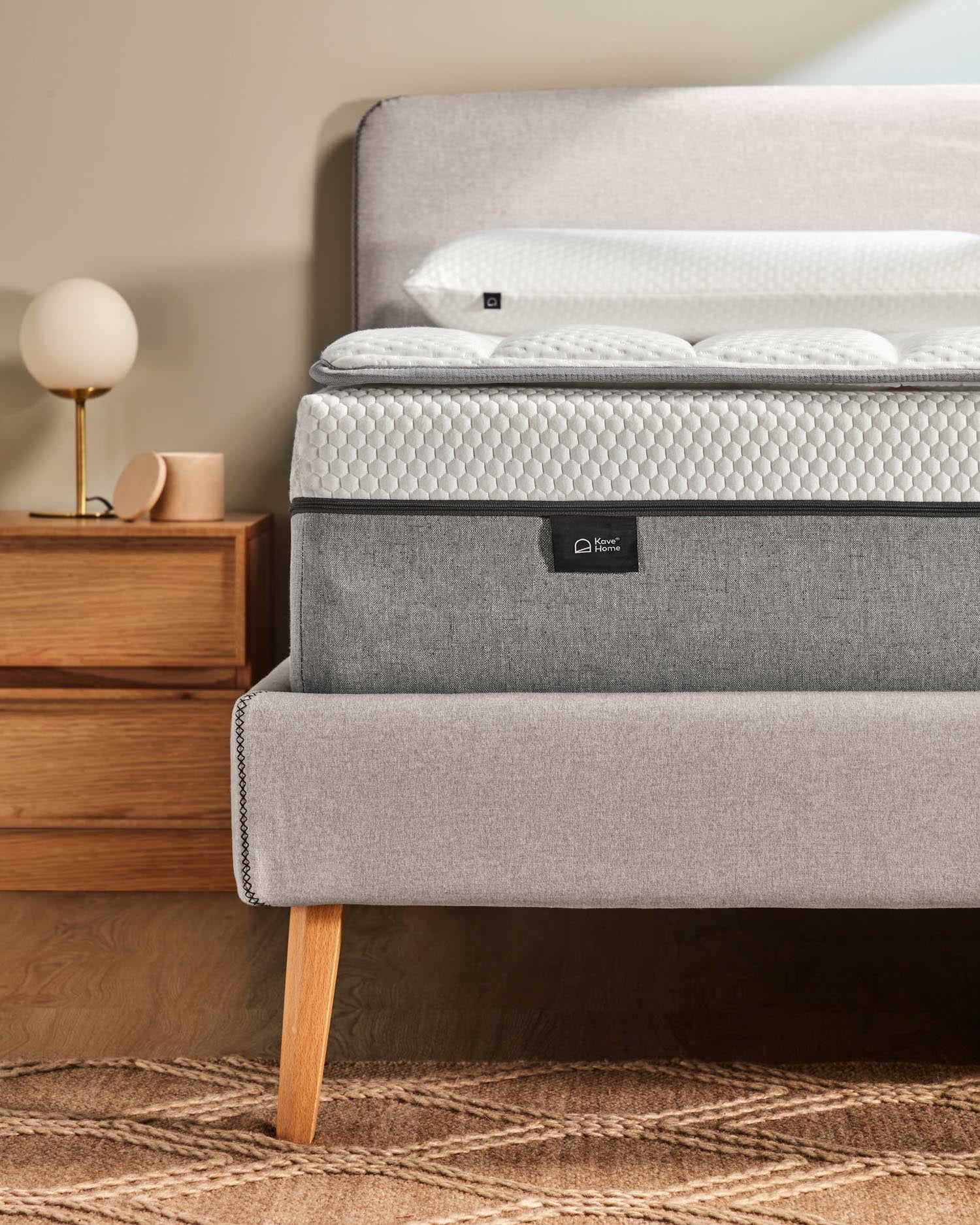 Entdecken Sie die viskoelastische Matratze Eva von Kave Home: 135 x 190 cm, mit abnehmbarem Bezug für höchsten Schlafkomfort und perfekte Anpassung.
