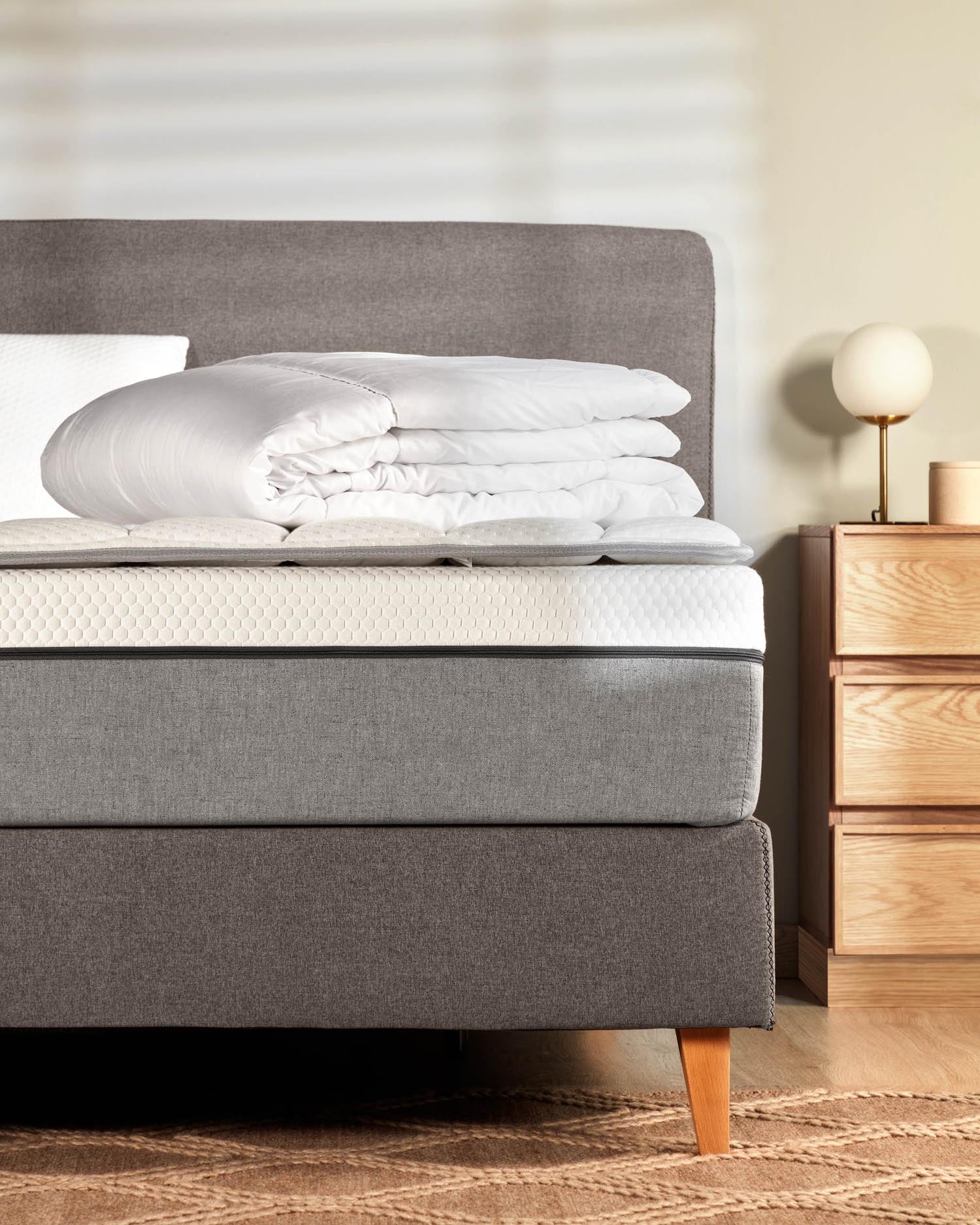 Viskoelastische Matratze Eva 135x190 cm von Kave Home, mit abnehmbarem Bezug, ideal für Komfort und erholsamen Schlaf.