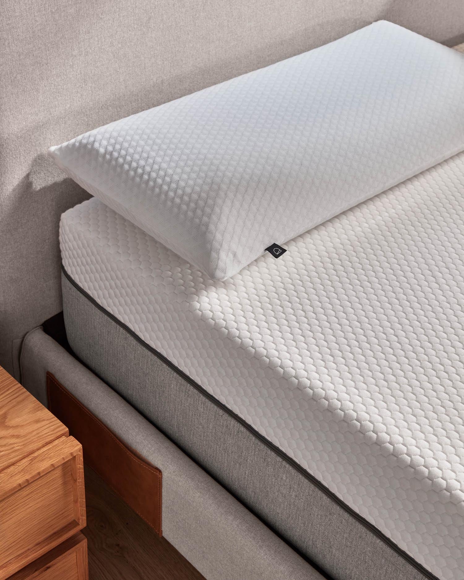 Viskoelastische Matratze Eva 140x190 cm von Kave Home, mit abnehmbarem Bezug, ideal für Komfort und erholsamen Schlaf.