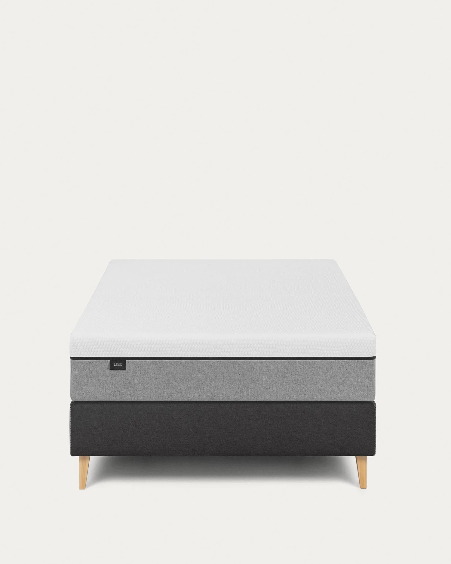 Viskoelastische Matratze Eva 140x190 cm von Kave Home, mit abnehmbarem Bezug, ideal für Komfort und erholsamen Schlaf.