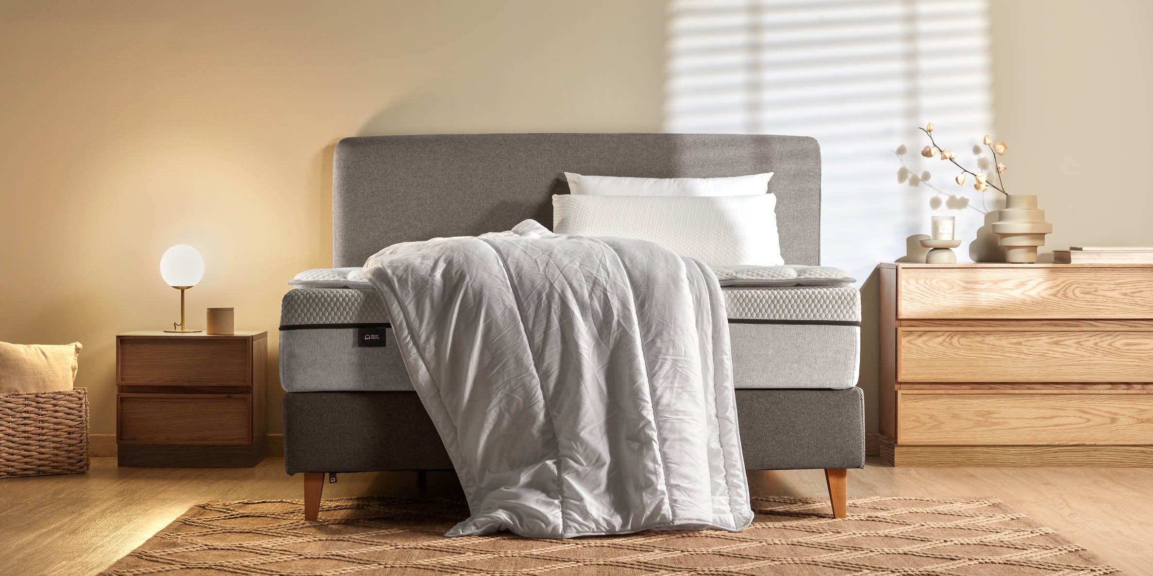 Viskoelastische Matratze Eva 140x190 cm von Kave Home, mit abnehmbarem Bezug, für optimalen Komfort und erholsamen Schlaf.