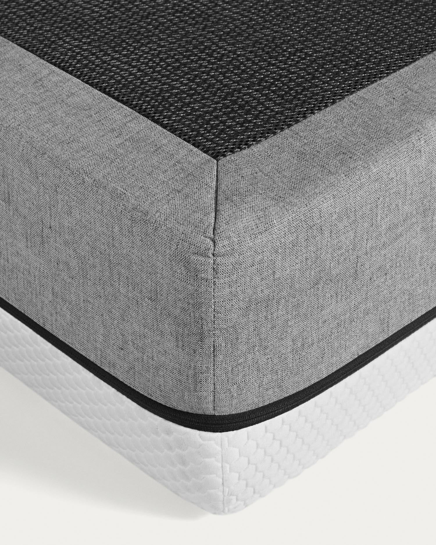 Die viskoelastische Matratze Eva 140 x 190 cm von Kave Home vereint ergonomische Unterstützung und einen abnehmbaren Bezug für höchsten Schlafkomfort.