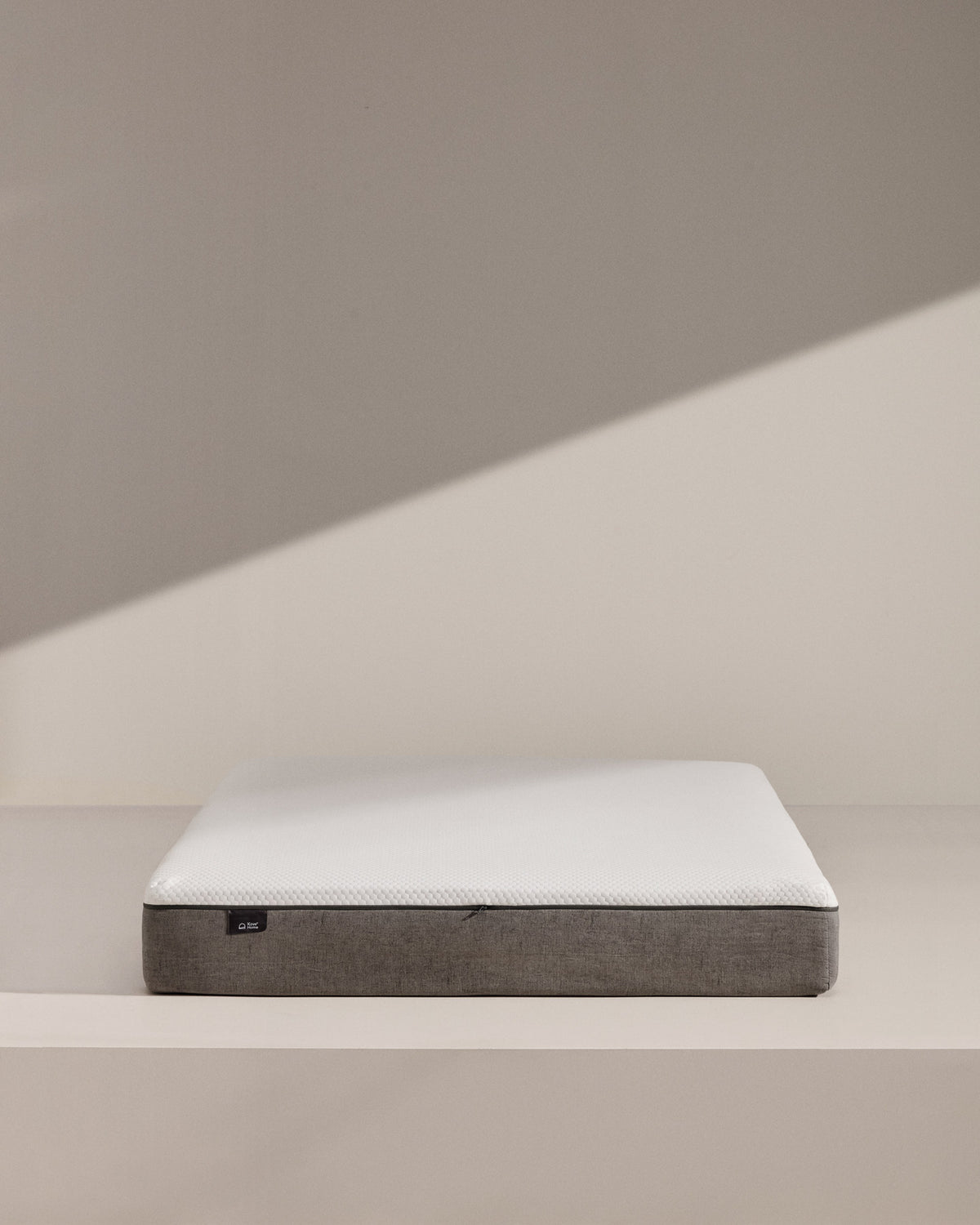 Viskoelastische Matratze Eva mit abnehmbarem Bezug 140 x 190 cm in Weiss, Grau präsentiert im Onlineshop von KAQTU Design AG. Matratze ist von Kave Home