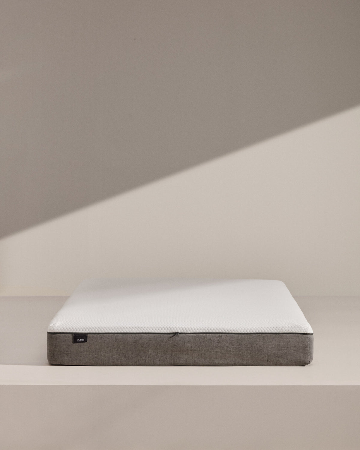Viskoelastische Matratze Eva mit abnehmbarem Bezug 150 x 190 cm in Weiss, Grau präsentiert im Onlineshop von KAQTU Design AG. Matratze ist von Kave Home