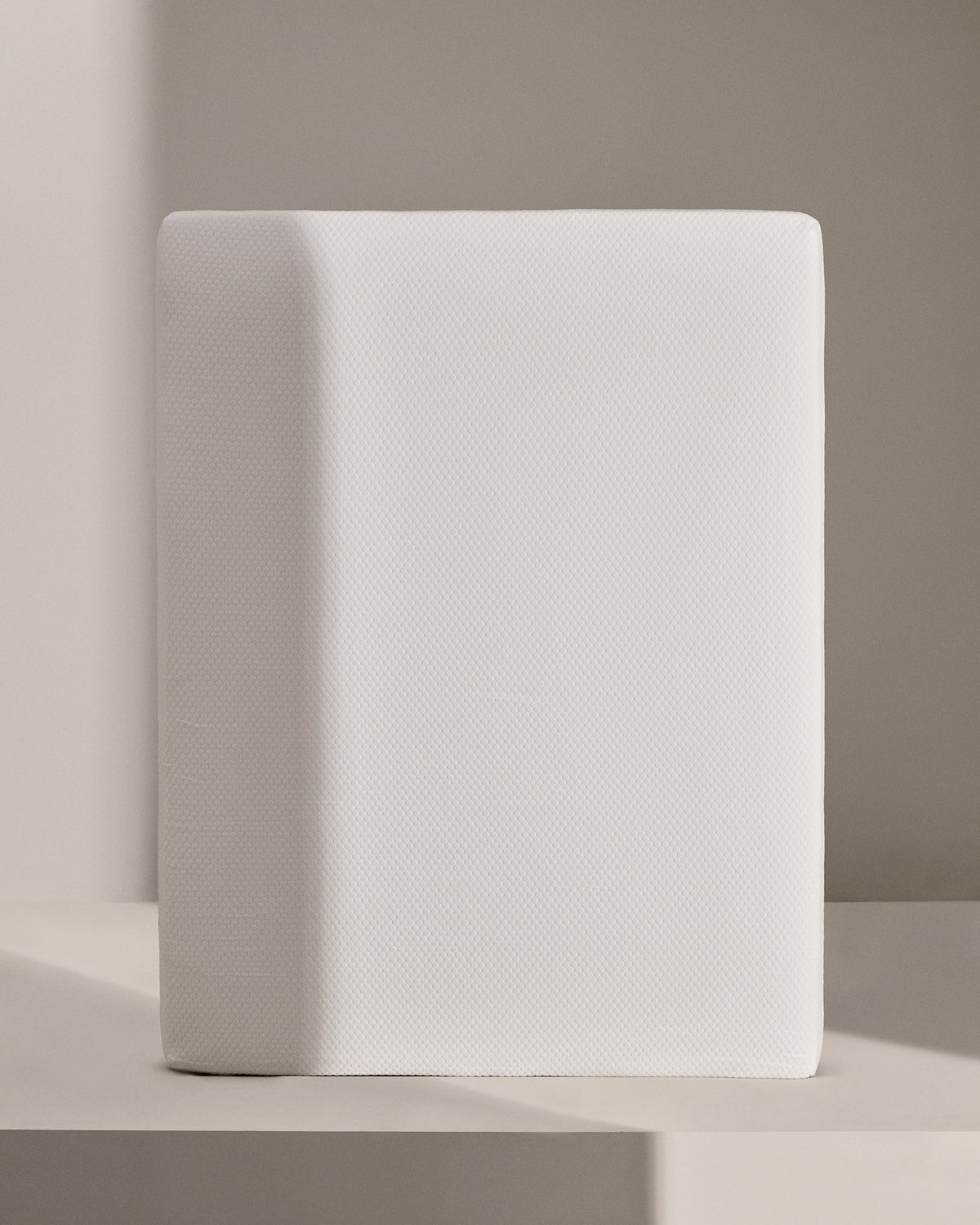 Viskoelastische Matratze Eva mit abnehmbarem Bezug 150 x 190 cm in Weiss, Grau präsentiert im Onlineshop von KAQTU Design AG. Matratze ist von Kave Home