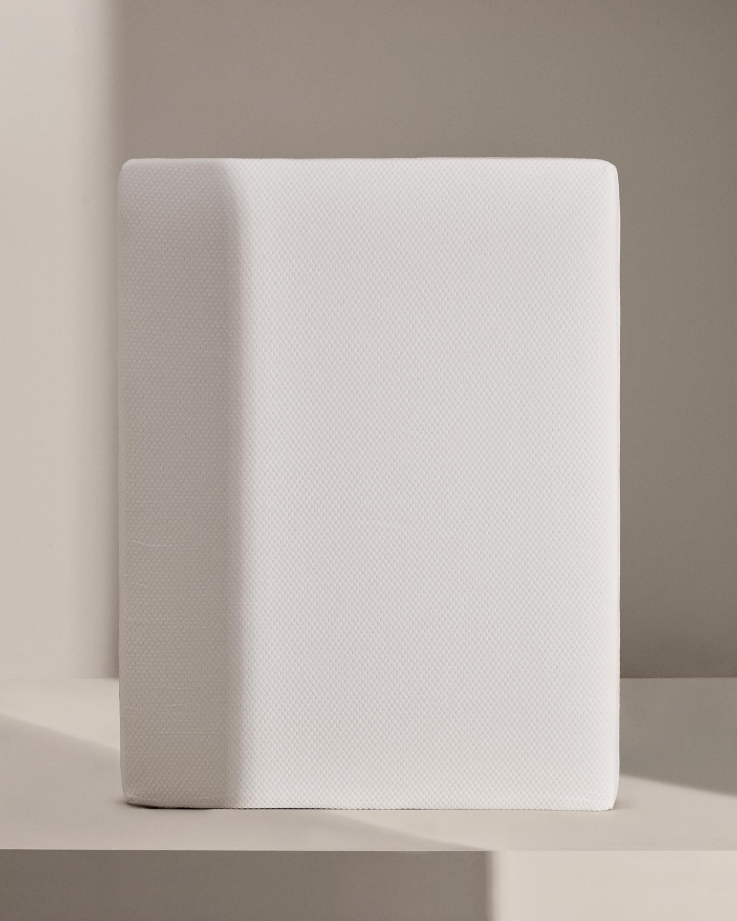 Viskoelastische Matratze Eva mit abnehmbarem Bezug 150 x 200 cm in Weiß präsentiert im Onlineshop von KAQTU Design AG. Matratze ist von Kave Home