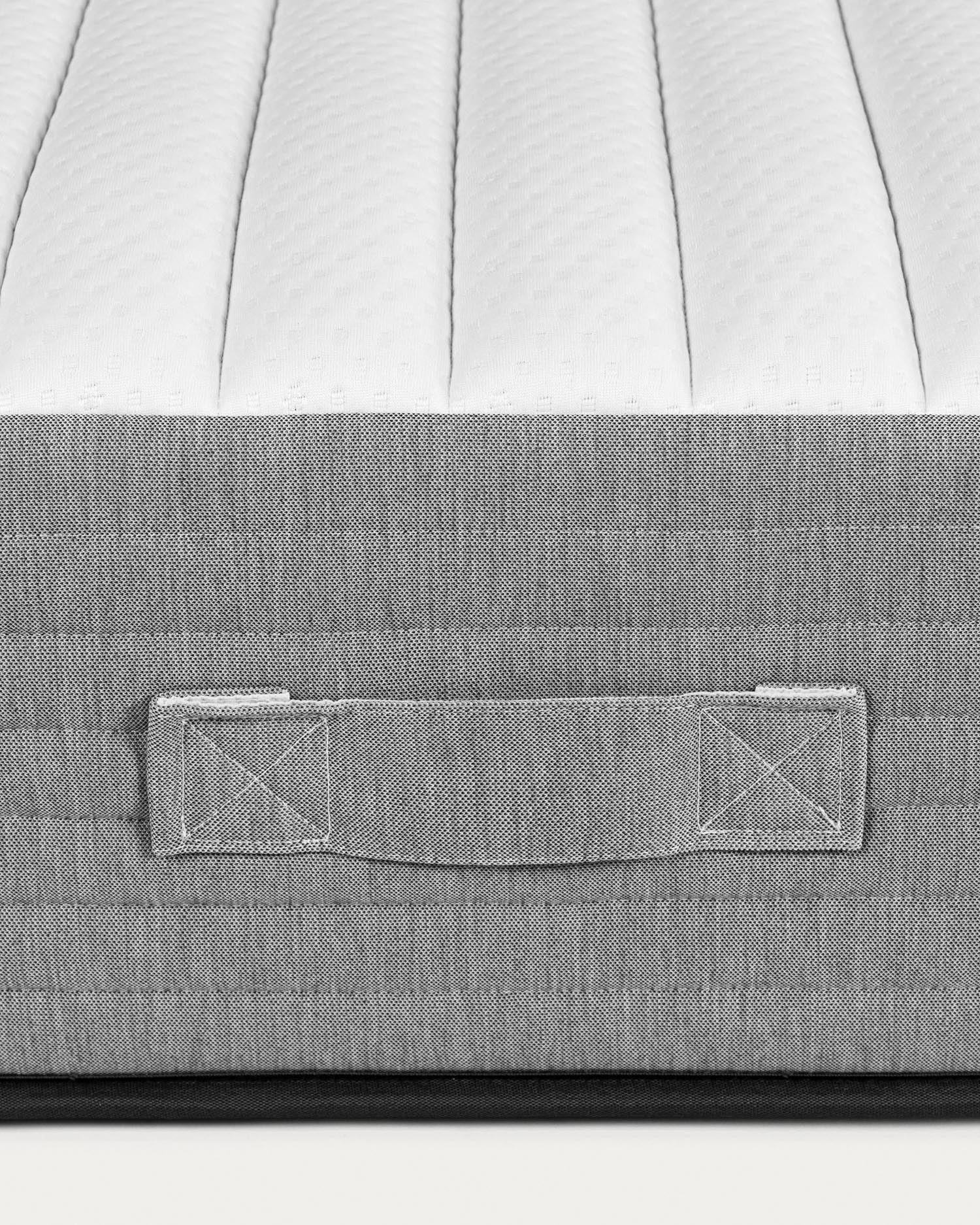 Erleben Sie erholsamen Schlaf mit der Juno Taschenfederkernmatratze 135 x 190 cm von Kave Home – für perfekte Anpassung und Atmungsaktivität.