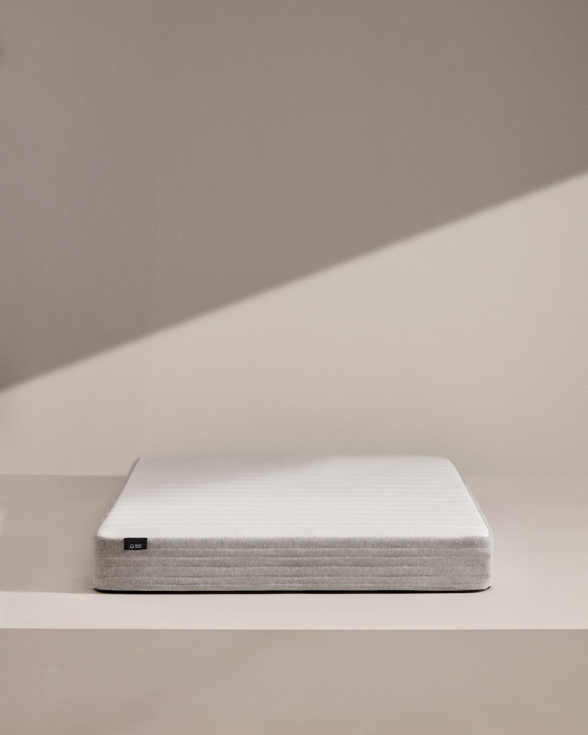 Juno Taschenfederkernmatratze 135 x 190 cm in Weiss, Grau präsentiert im Onlineshop von KAQTU Design AG. Matratze ist von Kave Home