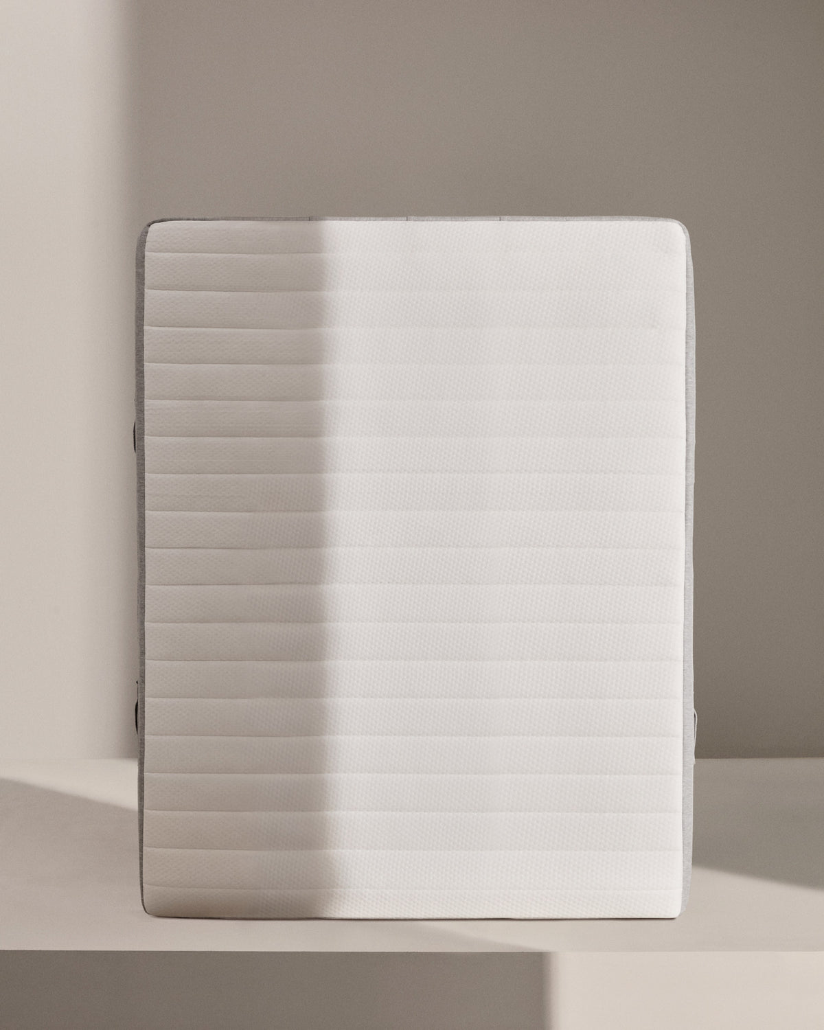Juno Taschenfederkernmatratze 135 x 190 cm in Weiss, Grau präsentiert im Onlineshop von KAQTU Design AG. Matratze ist von Kave Home