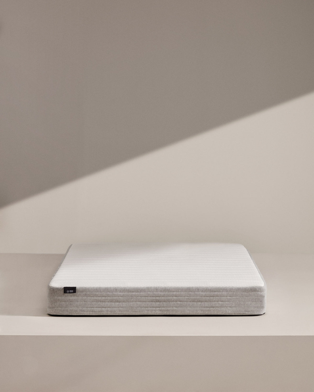 Juno Taschenfederkernmatratze 140 x 190 cm in Weiss, Grau präsentiert im Onlineshop von KAQTU Design AG. Matratze ist von Kave Home