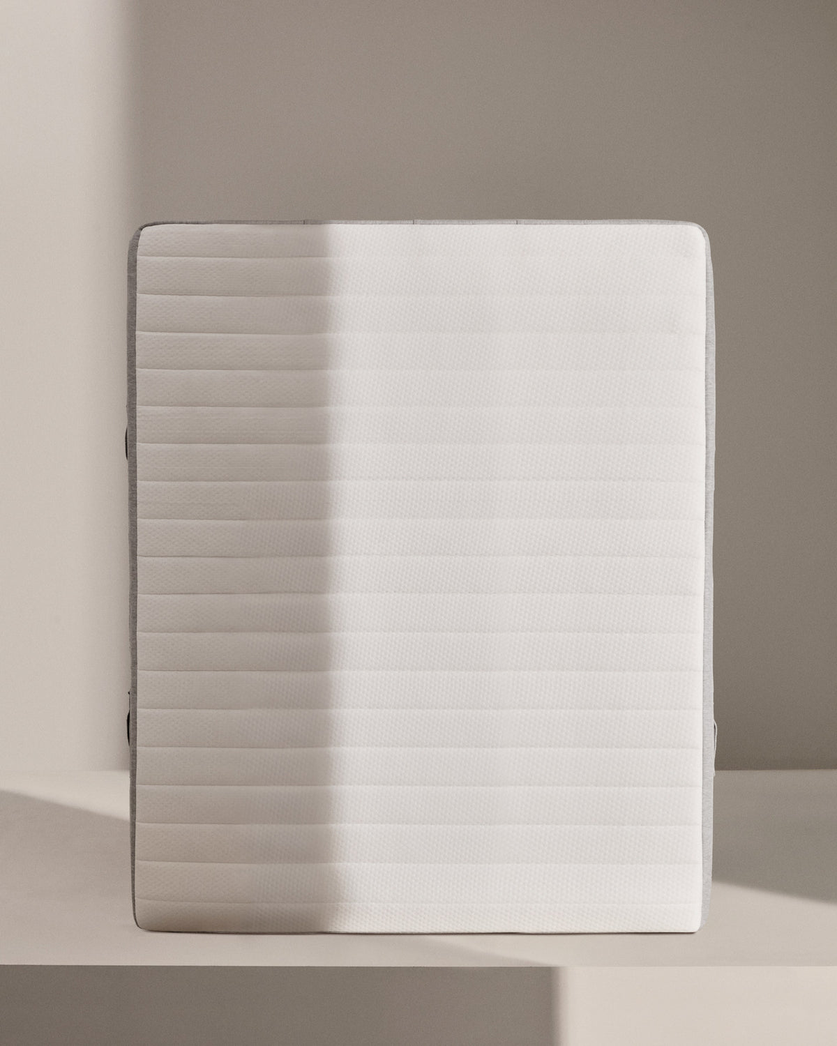 Juno Taschenfederkernmatratze 140 x 190 cm in Weiss, Grau präsentiert im Onlineshop von KAQTU Design AG. Matratze ist von Kave Home