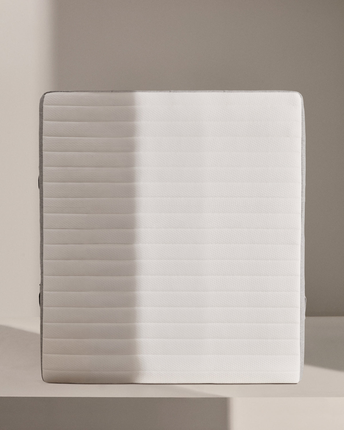 Juno Taschenfederkernmatratze 160 x 200 cm in Weiss, Grau präsentiert im Onlineshop von KAQTU Design AG. Matratze ist von Kave Home