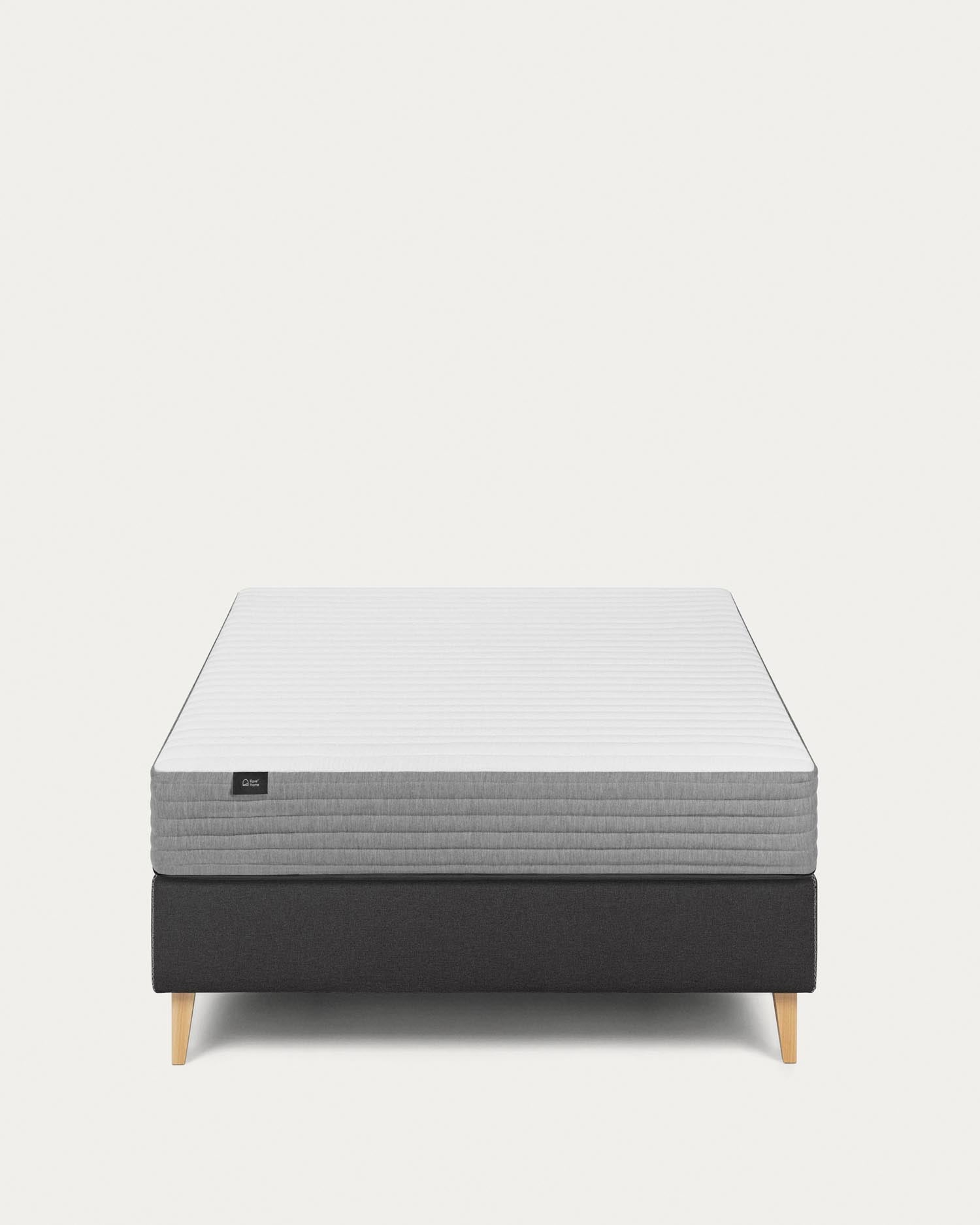 Komfortable Yoko Matratze 140x190 cm von Kave Home, aus hochwertigem Schaumstoff für erholsamen Schlaf.