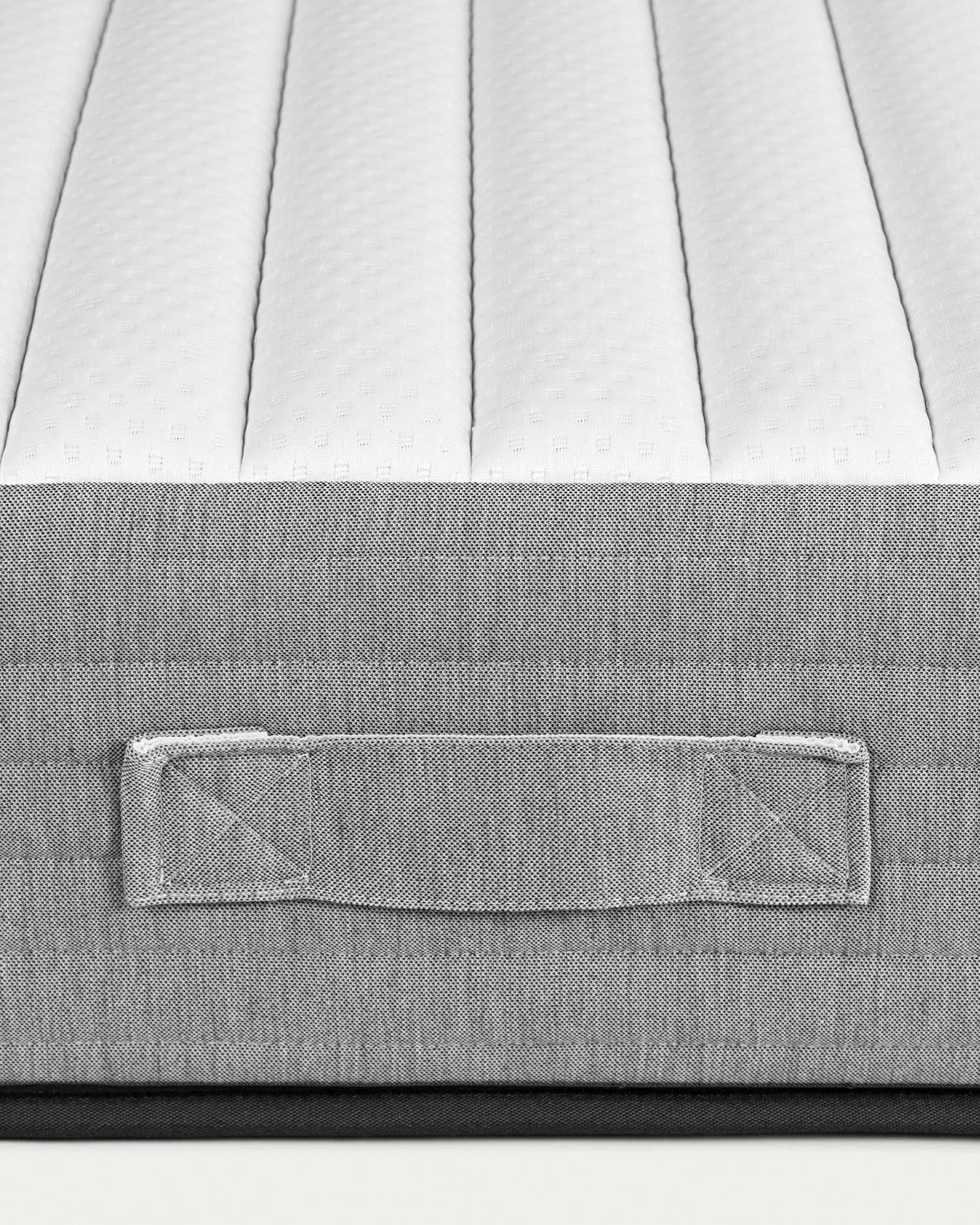 Entdecken Sie die Yoko Schaumstoffmatratze 140 x 190 cm von Kave Home – für perfekten Schlafkomfort mit atmungsaktiven Materialien und ergonomischer Unterstützung.