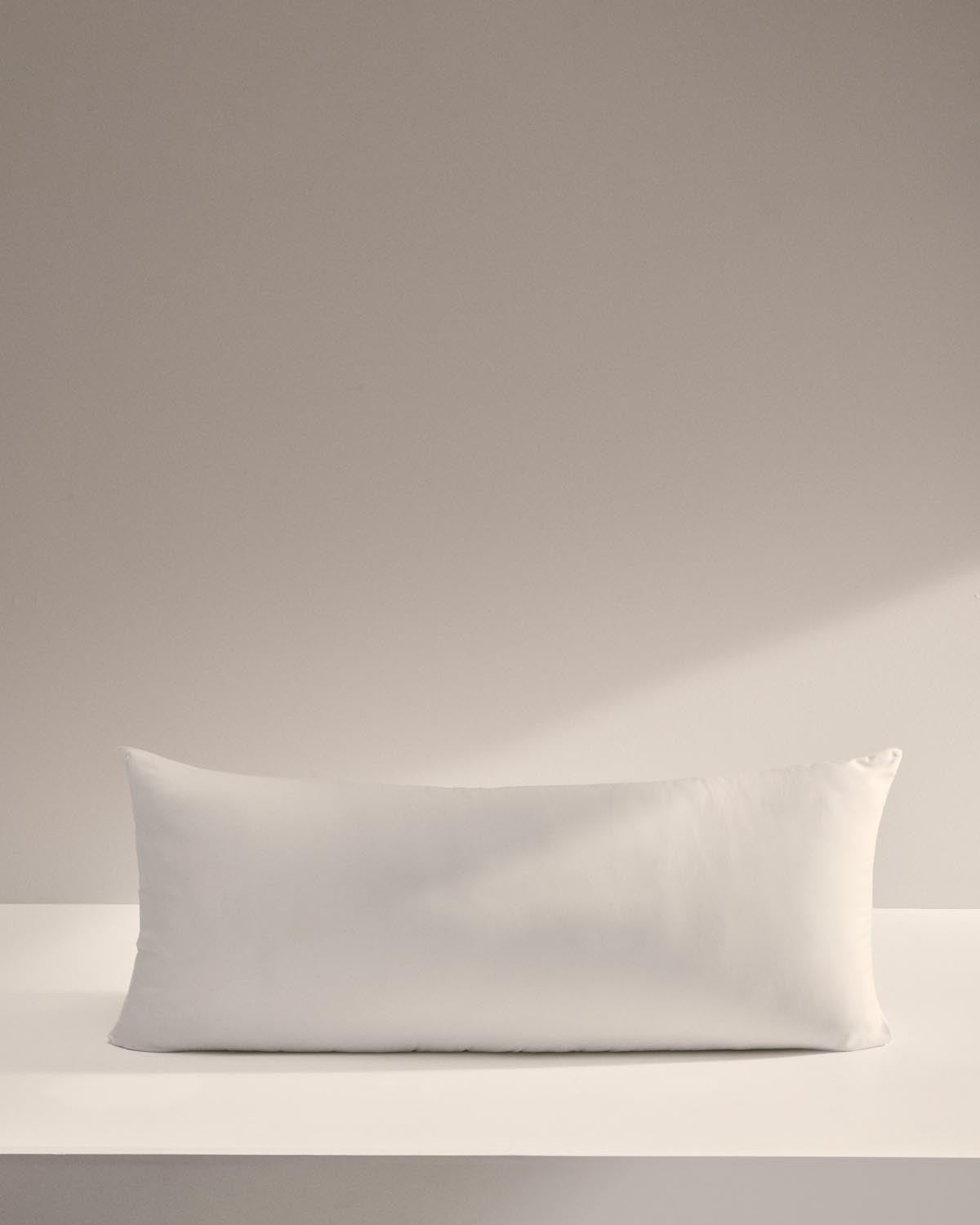 Nyla Mikrofaser-Kissen 90 x 40 cm in Weiss präsentiert im Onlineshop von KAQTU Design AG. Kissen ist von Kave Home