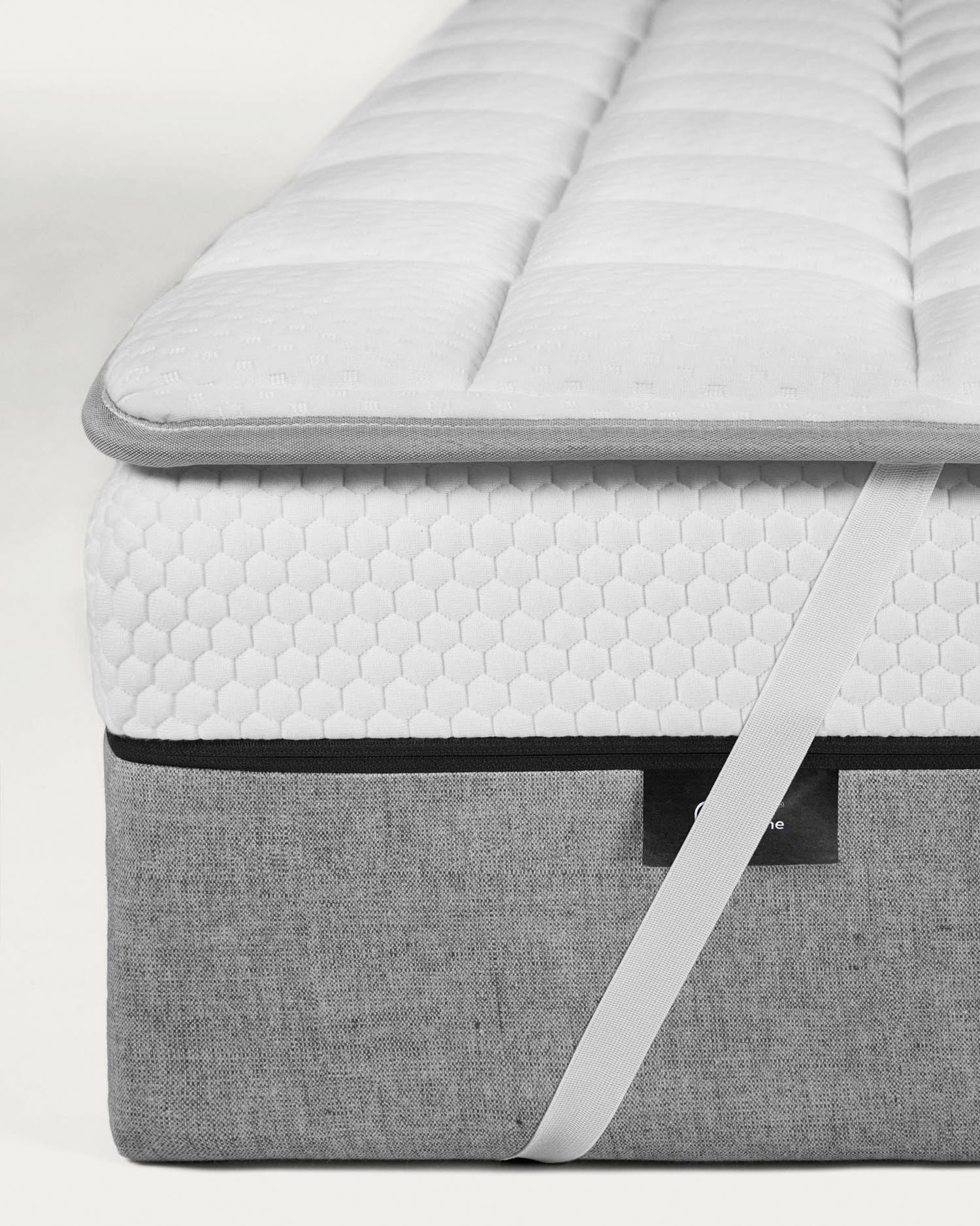 Genießen Sie höchsten Schlafkomfort mit dem Topper Freya 90 x 200 cm von Kave Home. Atmungsaktives AirGel® und pflegeleichtes Sanitized-Gewebe bieten optimale Hygiene und Entspannung.