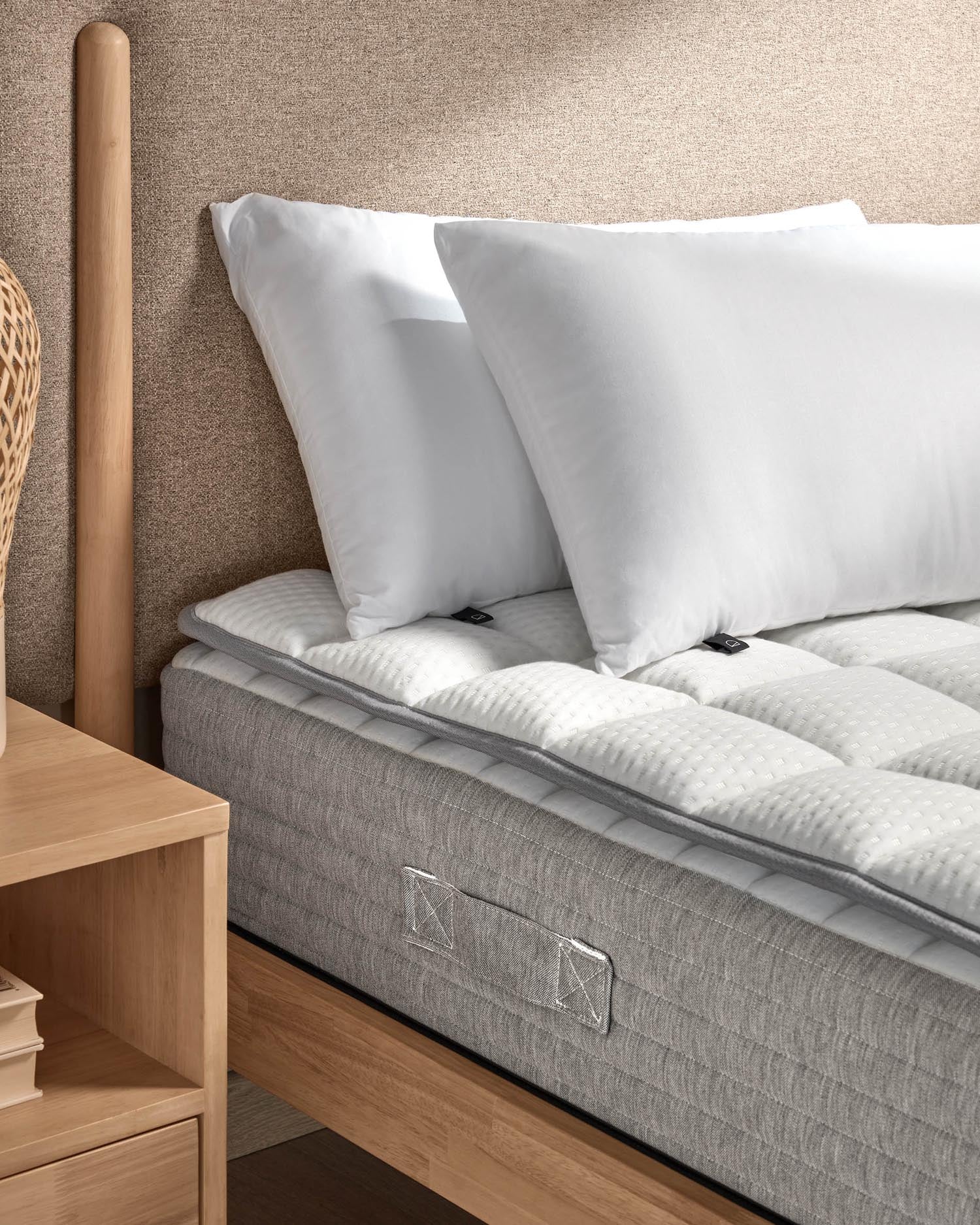 Erleben Sie mit dem Freya Matratzen Topper 135 x 190 cm von Kave Home ultimativen Schlafkomfort. Atmungsaktives AirGel® und hygienisches Sanitized®-Gewebe sorgen für erholsame Nächte.